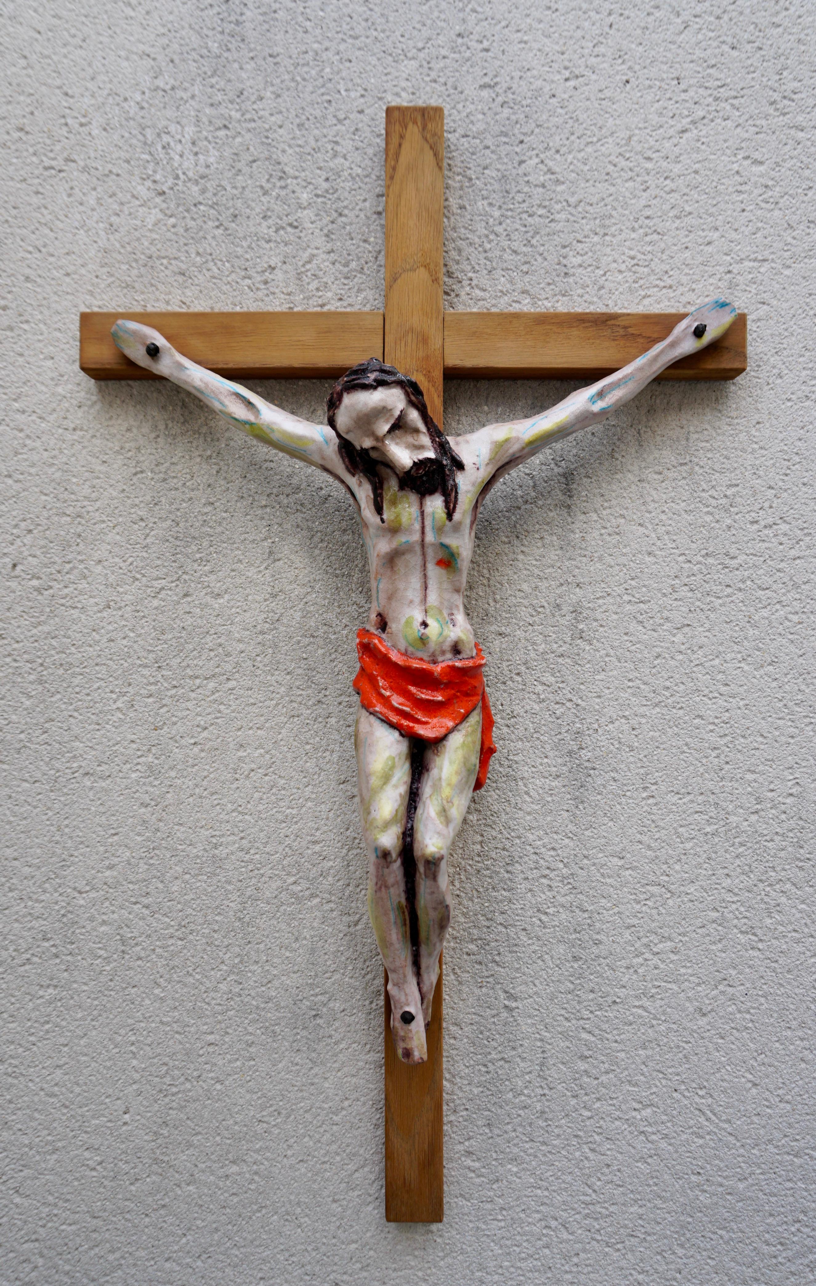Unique and artistic crucifix from the Italian Midcentury Modern era. This ceramic work of religious art also comes with a mild glazing and the unique elongated design makes it even more modern and 'experimental'.
Signed, Italy.

