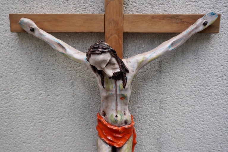 Crocifisso unico e di grandi dimensioni con Corpo di Cristo in ceramica  lavorato a mano in vendita su 1stDibs