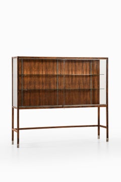 Un'unica e grande vetrina in legno di palissandro, acciaio e vetro, anni '60