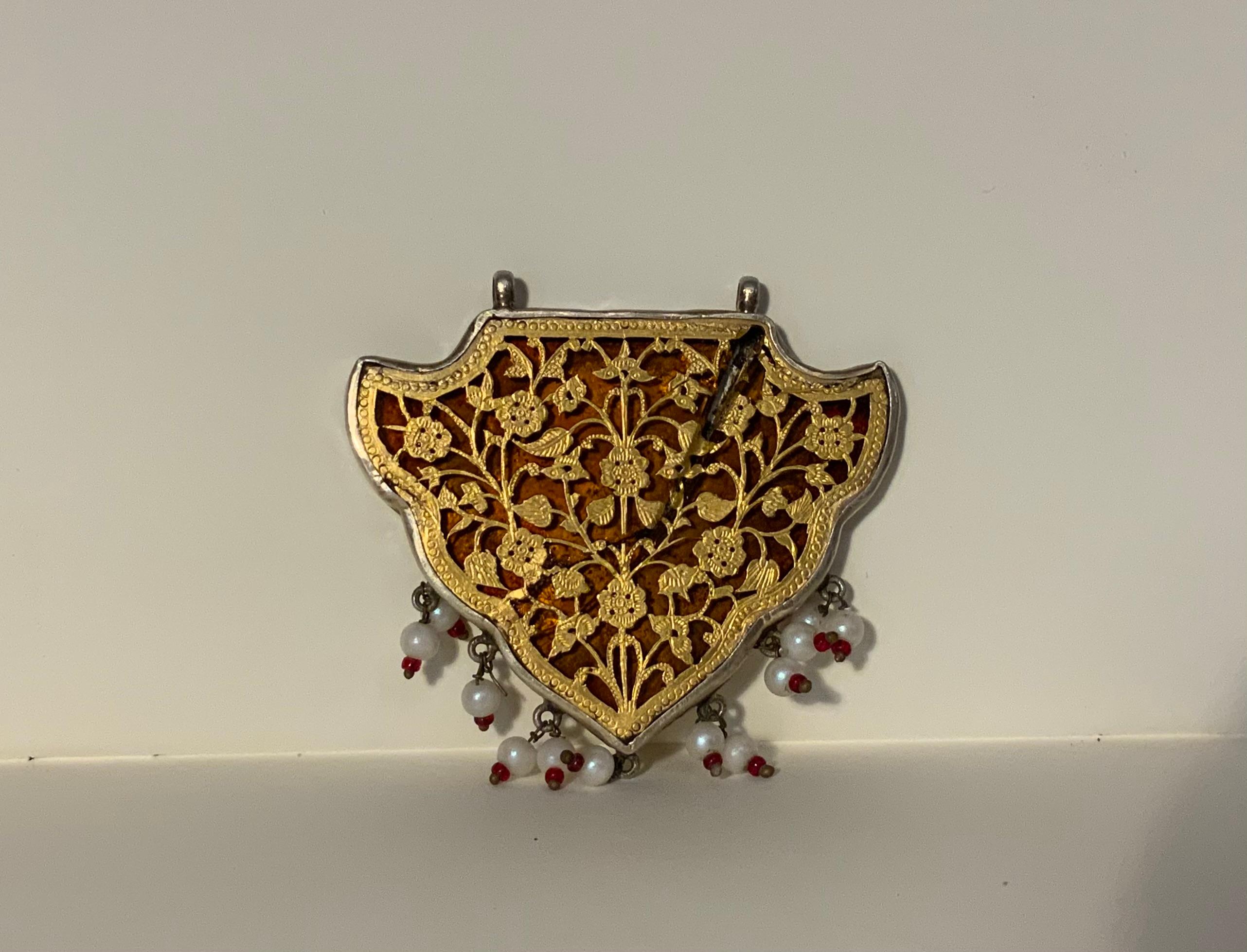 Unique et grand pendentif Thewa - Rajasthan, fin 19e - début 20e siècle
Provenance : Rajasthan, Inde
Date : Fin du 19e siècle ou début du 20e siècle
Dimensions : 5,5 × 4,7 × 0,3 cm : 5,5 × 4,7 × 0,3 cm
MATERIAL : or 23k sur verre coloré, cadre
