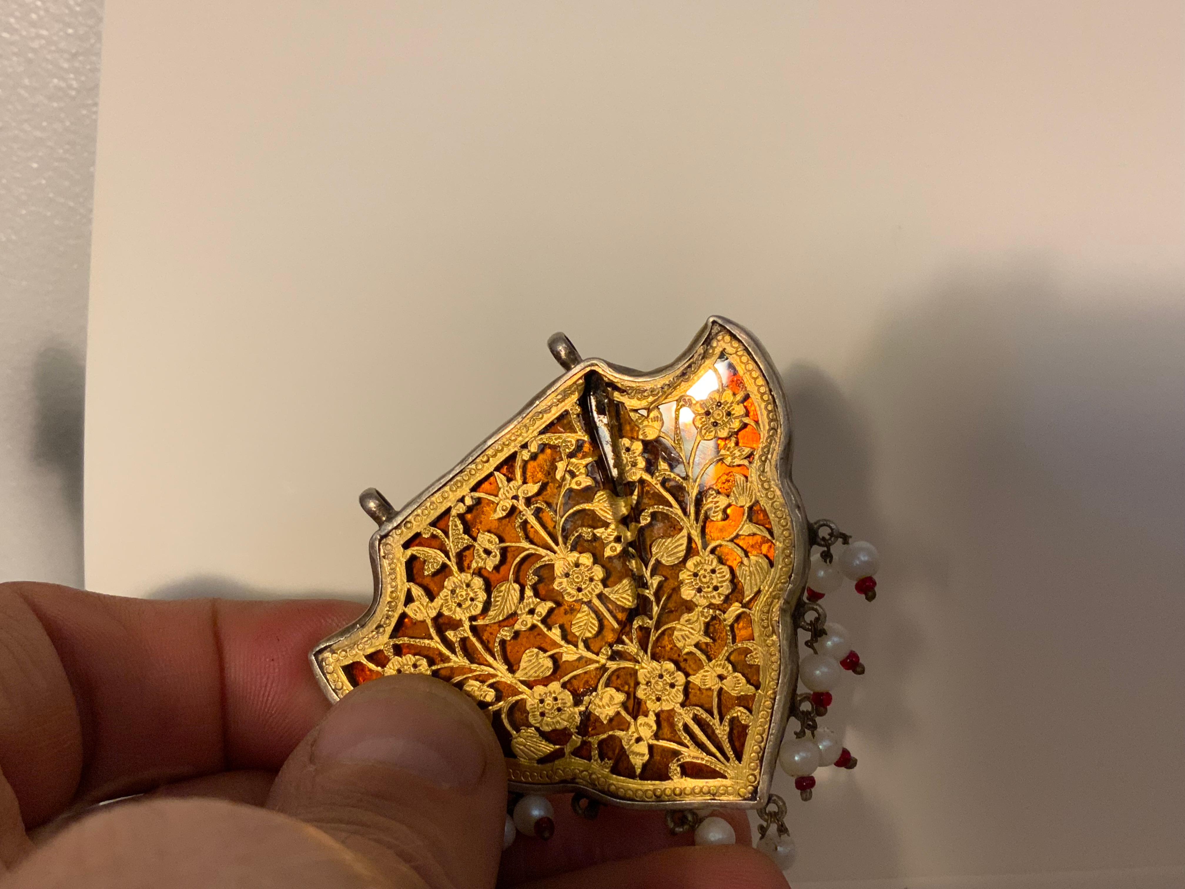 Plaqué or Unique et grand pendentif Thewa - Rajasthan, fin 19e - début 20e siècle en vente