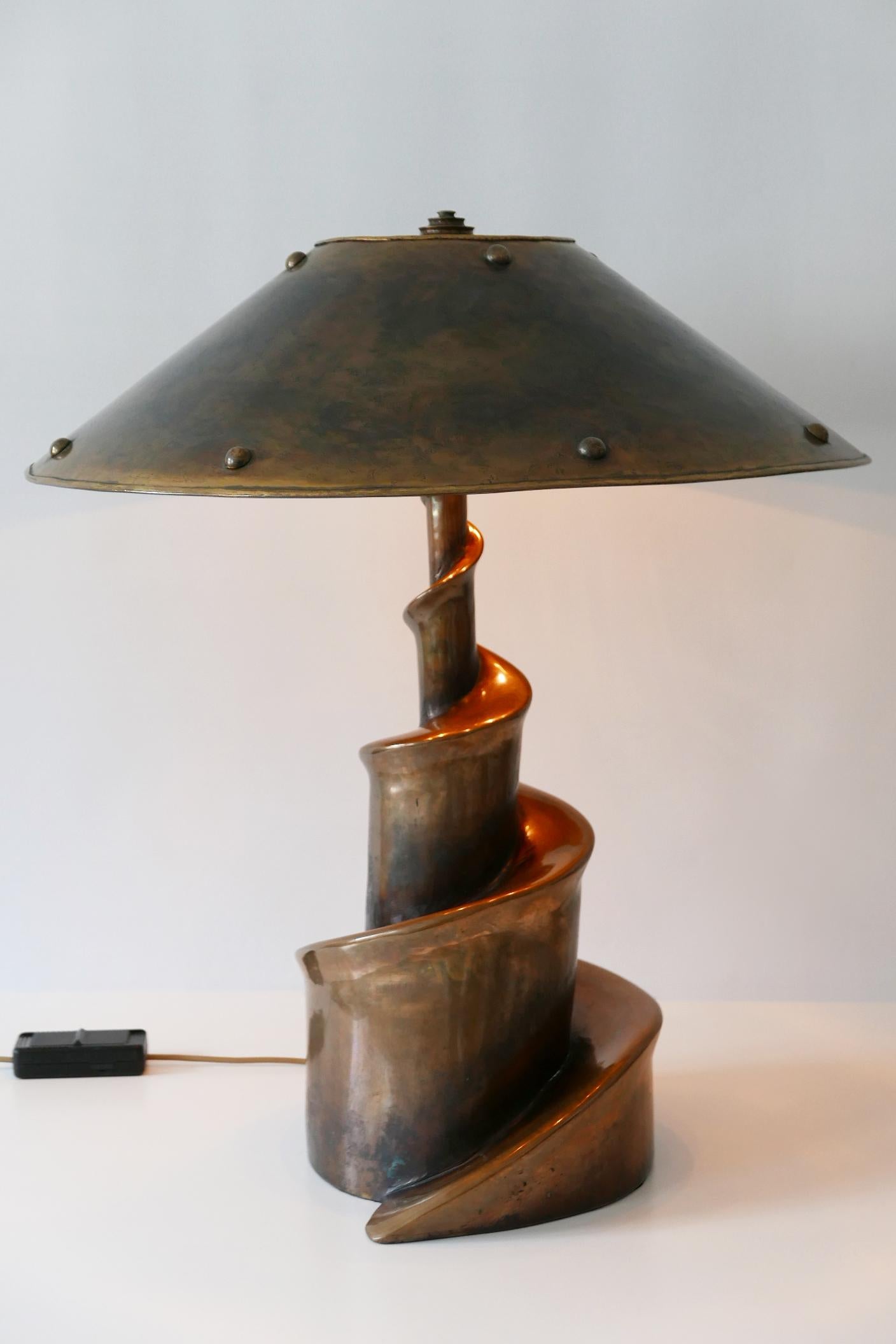 Gorgeous, exceptional Brutalist bronze table lamp or floor light. Probably a custom made unique piece. Made in 1980s, Munich, Germany.

Executed in cast bronze and brass, the lamp comes with 3 x E27 / E26 Edison screw fit bulb sockets, is wired, in