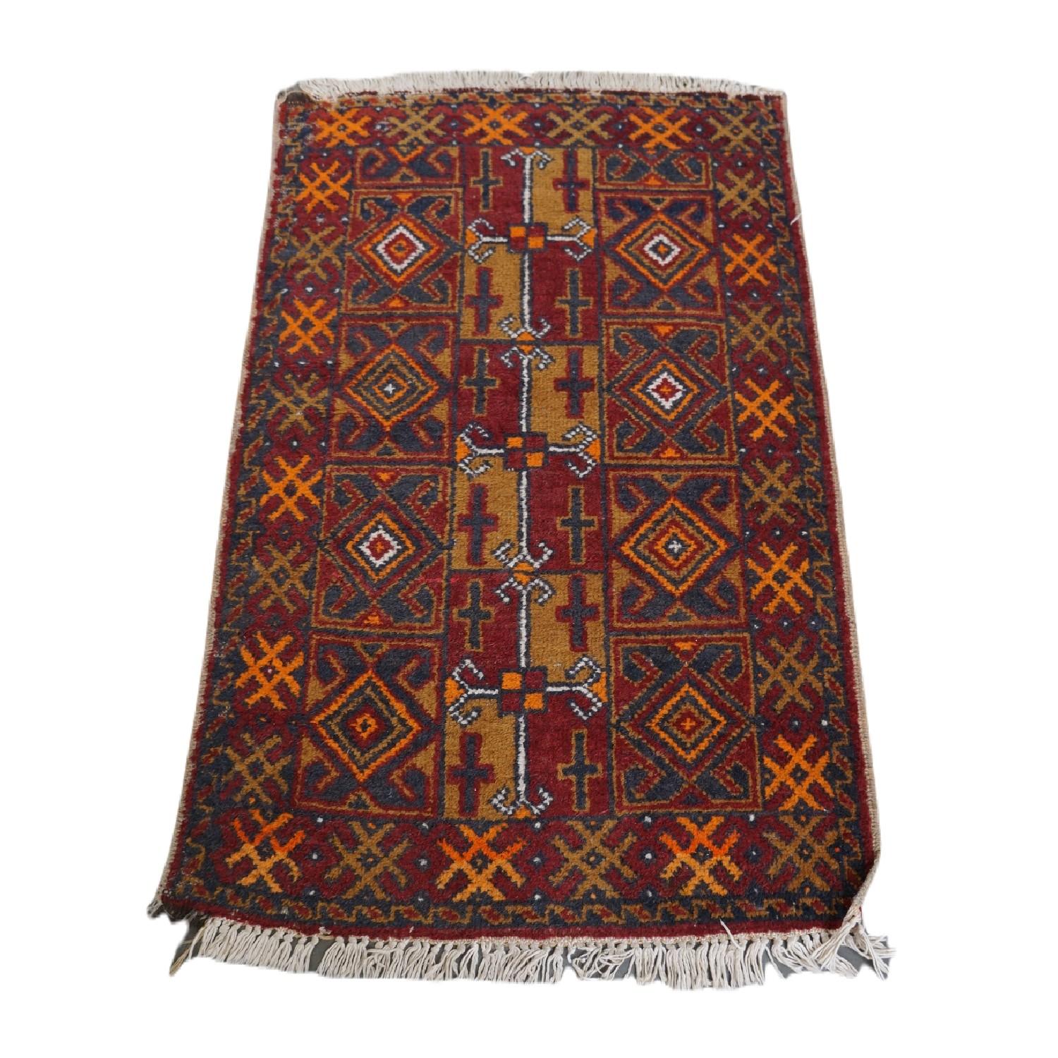 Angeboten wird dieser einzigartige und alte Orientteppich mit tollen Farben und orangefarbenen Details 135x81cm.

Lassen Sie Ihr Zuhause mit diesem schönen Teppich erstrahlen. Es hat schöne Farben und schöne Details. Diese Art von Teppichen ist