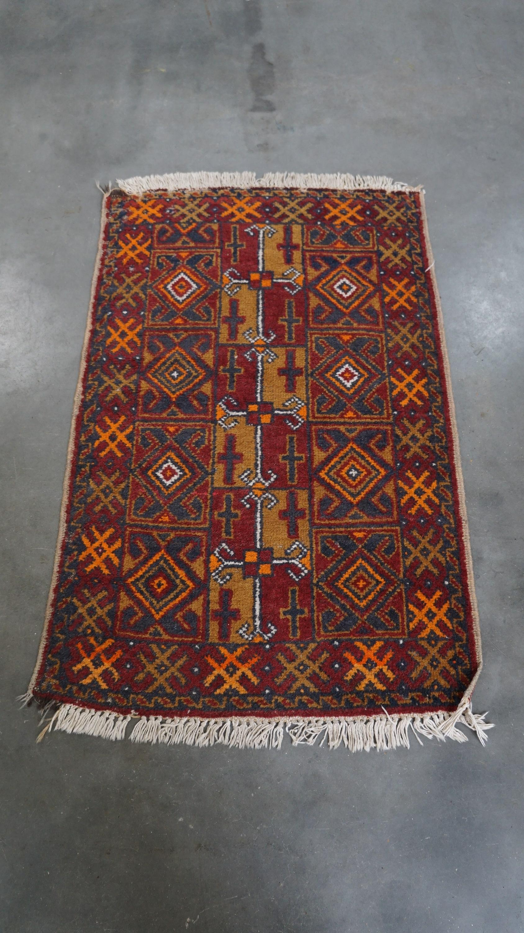 Einzigartiger und alter orientalischer Teppich mit großartigen Farben und orangefarbenen Details 135x81cm (Handgewebt) im Angebot