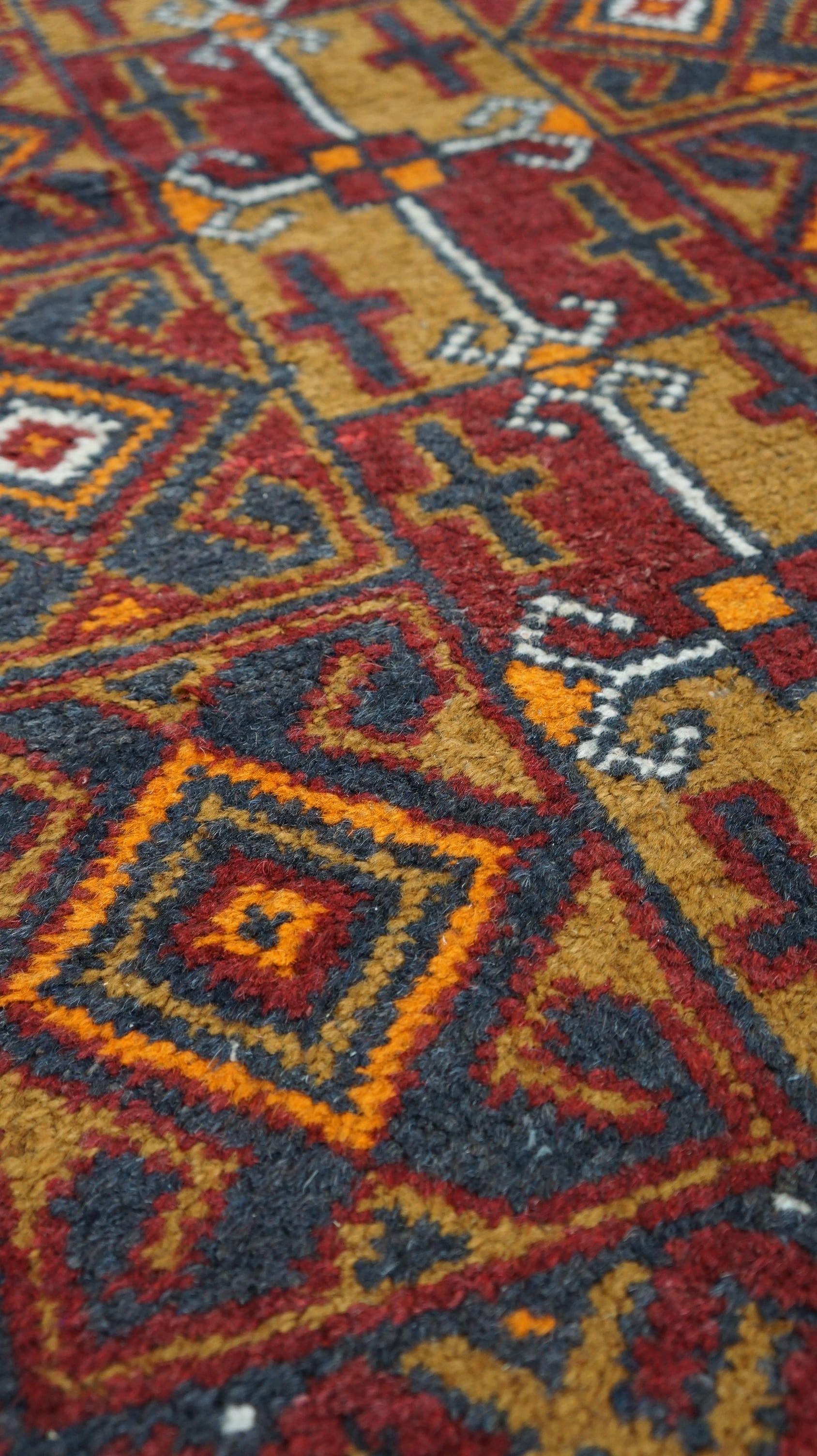Einzigartiger und alter orientalischer Teppich mit großartigen Farben und orangefarbenen Details 135x81cm im Zustand „Relativ gut“ im Angebot in Harderwijk, NL