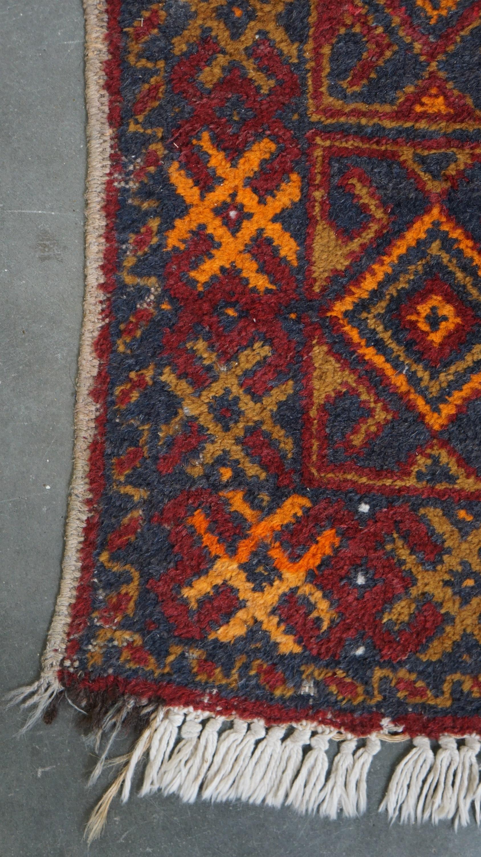 Einzigartiger und alter orientalischer Teppich mit großartigen Farben und orangefarbenen Details 135x81cm (20. Jahrhundert) im Angebot