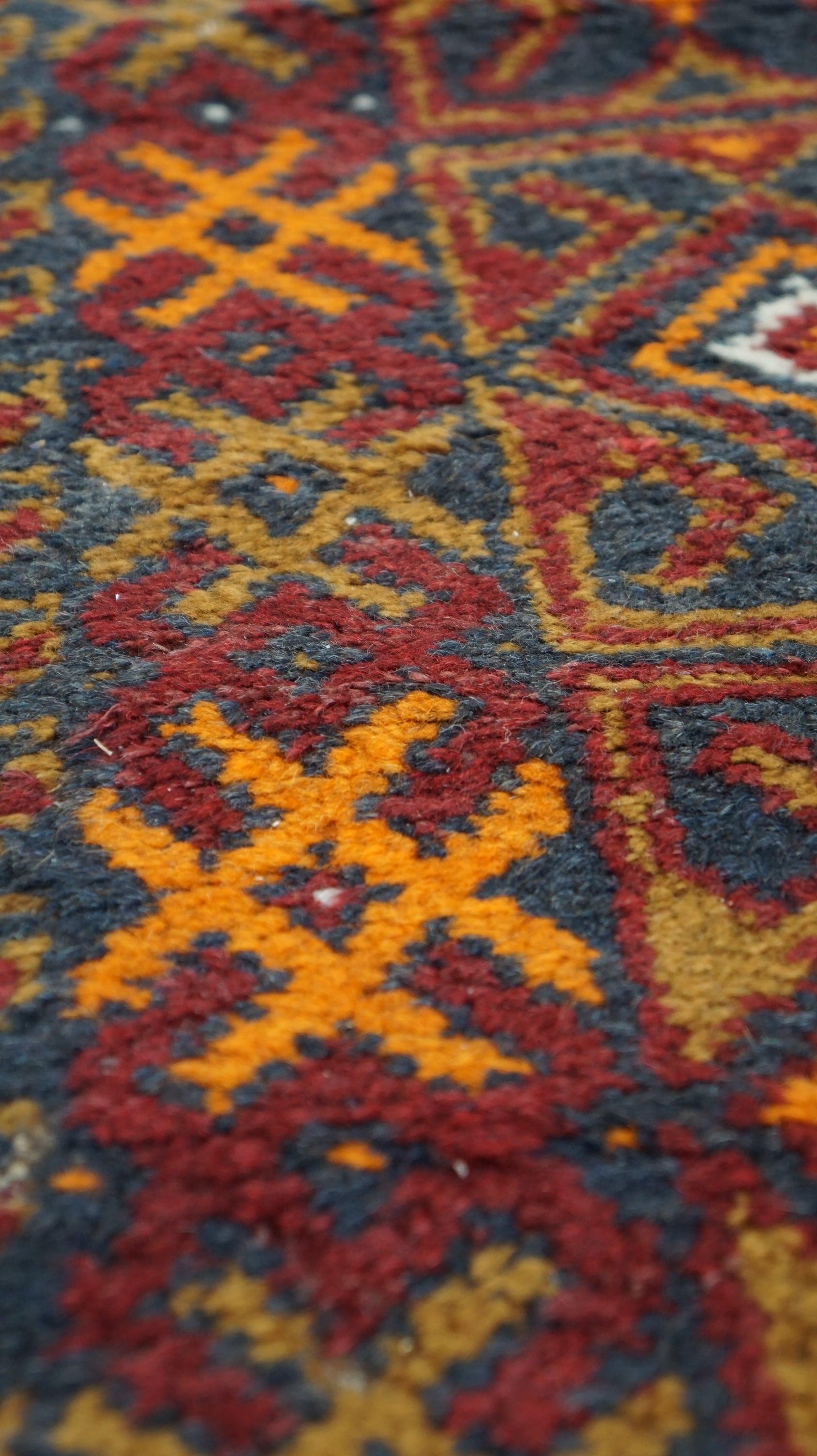 Einzigartiger und alter orientalischer Teppich mit großartigen Farben und orangefarbenen Details 135x81cm (Baumwolle) im Angebot
