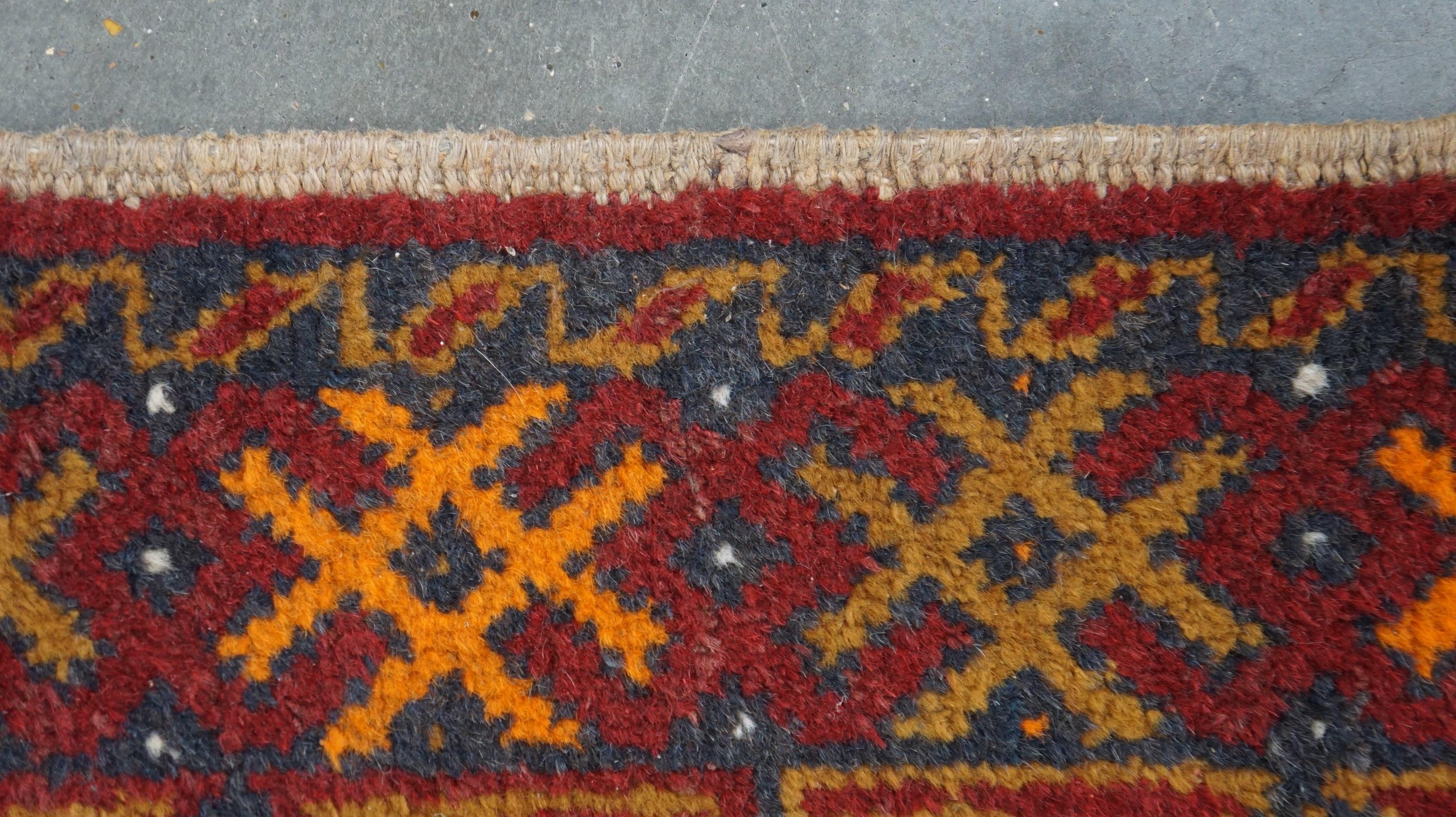 Einzigartiger und alter orientalischer Teppich mit großartigen Farben und orangefarbenen Details 135x81cm im Angebot 1