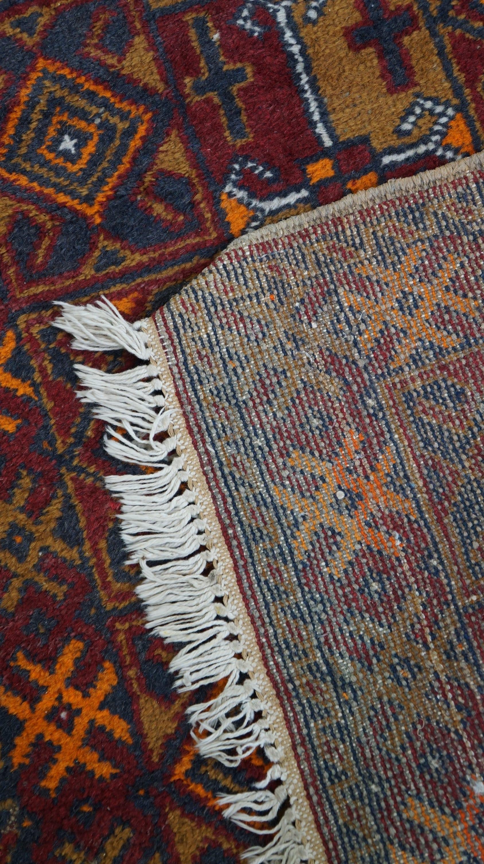 Einzigartiger und alter orientalischer Teppich mit großartigen Farben und orangefarbenen Details 135x81cm im Angebot 2