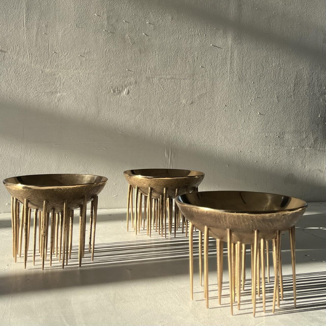 Este único y exquisito cuenco decorativo Medusa™ está fundido a mano en bronce puro.

La pieza está totalmente hecha a mano con gran habilidad y talento. Fundido con técnicas muy tradicionales, el interior del cuenco está pulido, revelando el
