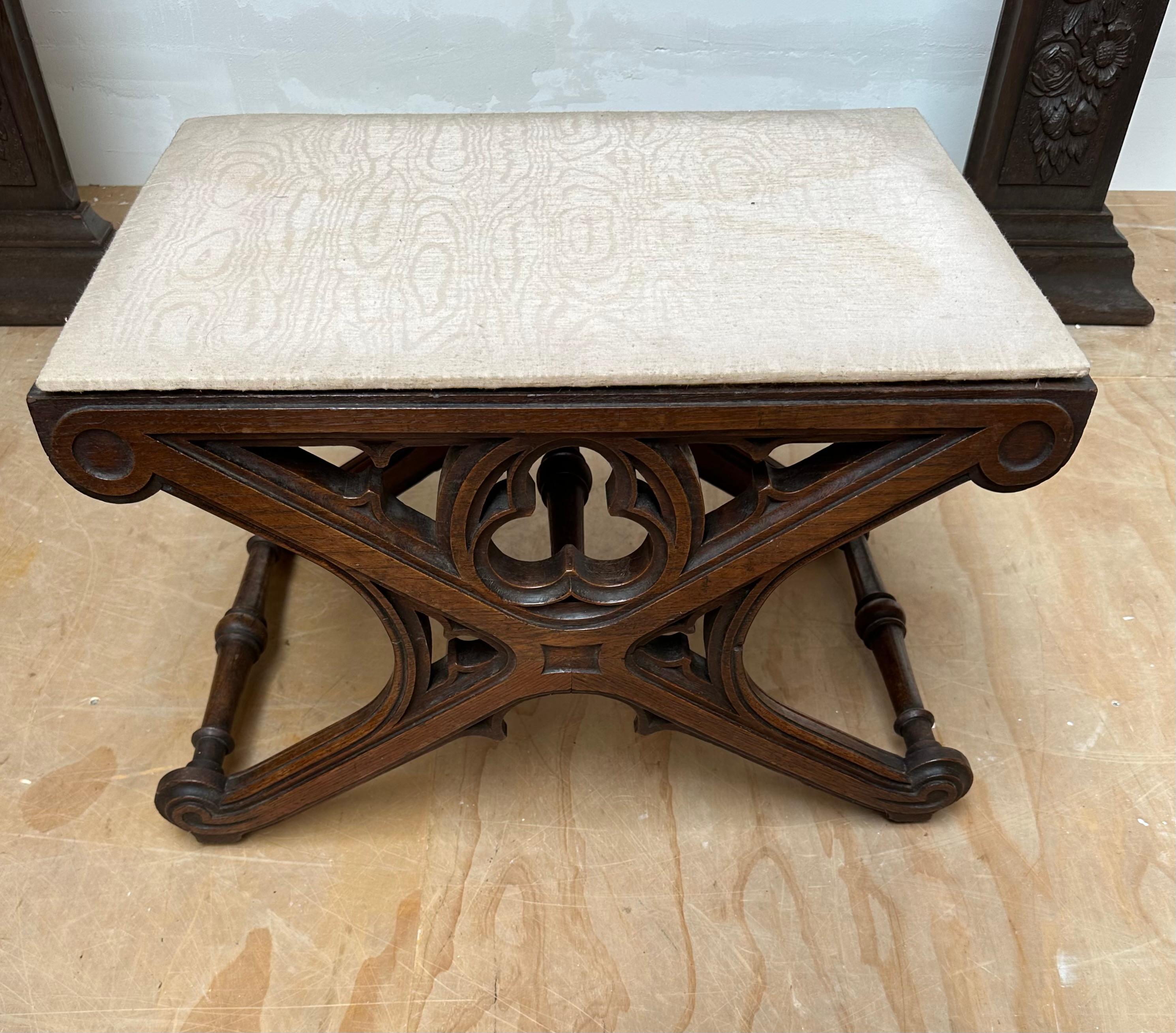 Unique and Quality Carved Gothic Revival Oak Church Stool Seat, 19th Century  In Good Condition For Sale In Lisse, NL