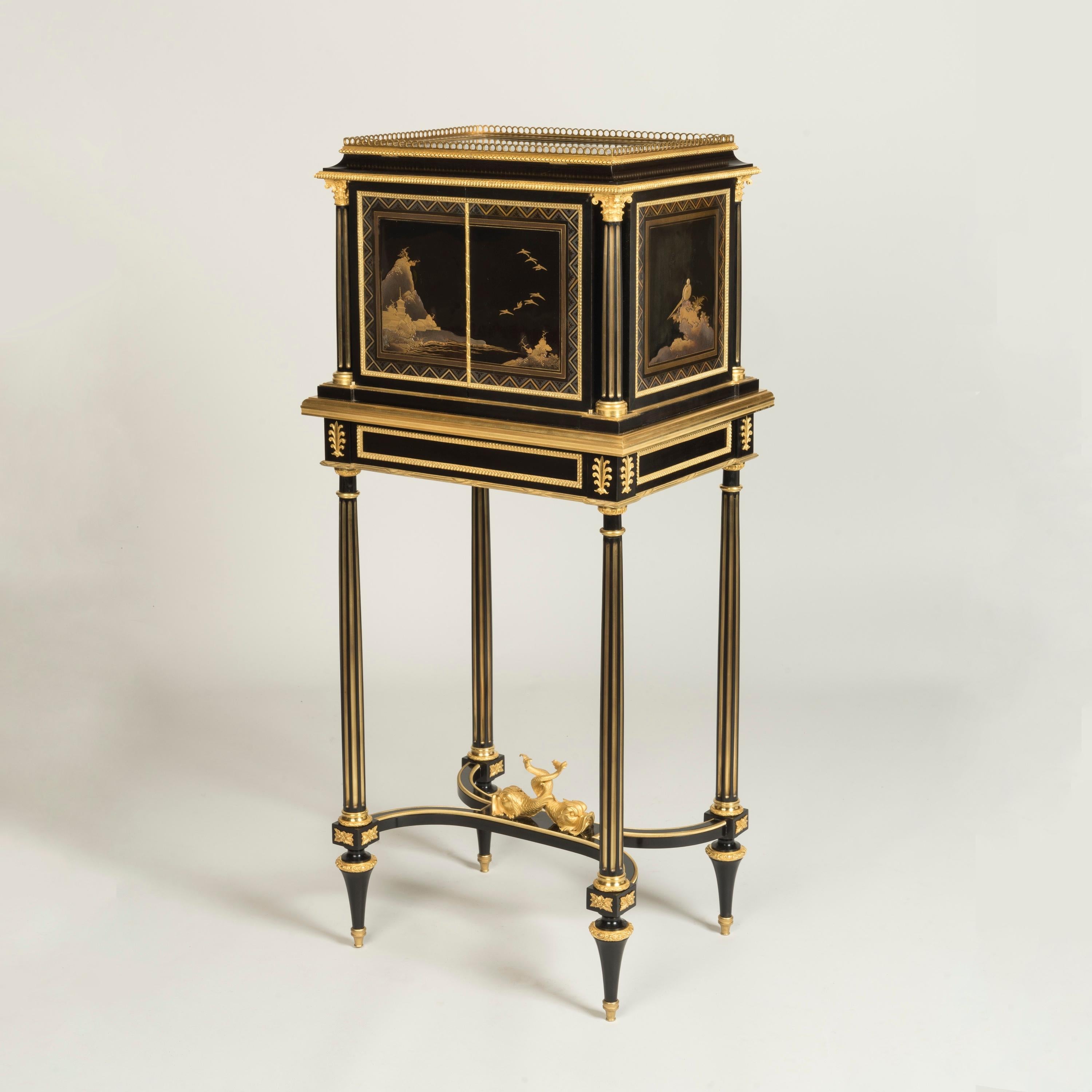 Louis XVI Un meuble de rangement unique et rare en laque japonaise du 19ème siècle par Henry Dasson de Paris en vente