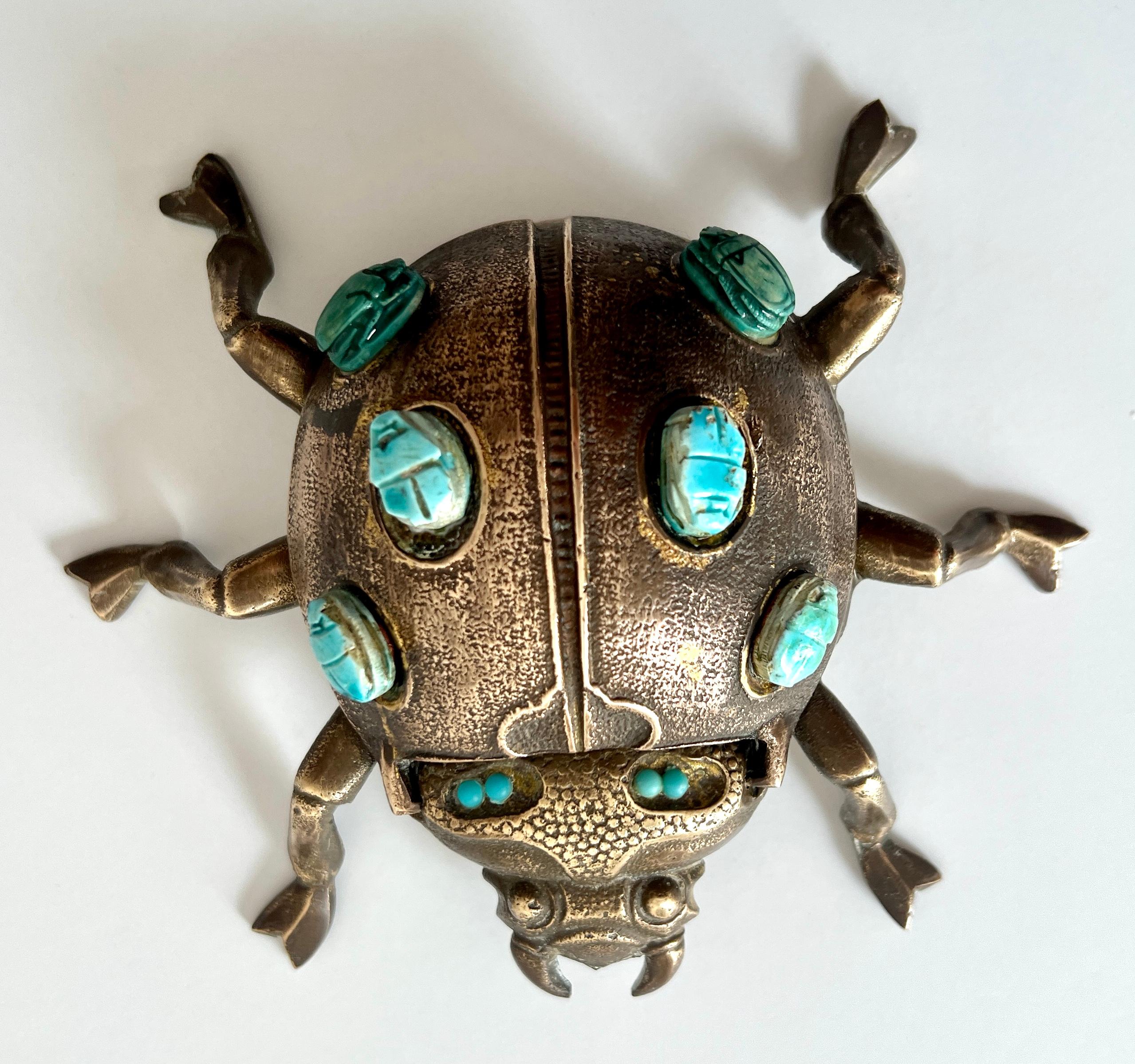 Ein einzigartiger Aschenbecher oder eine Aufbewahrungsbox.  Der Käfer oder Skarabäus aus Messing hat eine Rückseite, die mit vielen Türkisstücken verziert ist - wenn er geöffnet wird, kann das Innenfach ein Aschenbecher, eine Aufbewahrungsbox oder