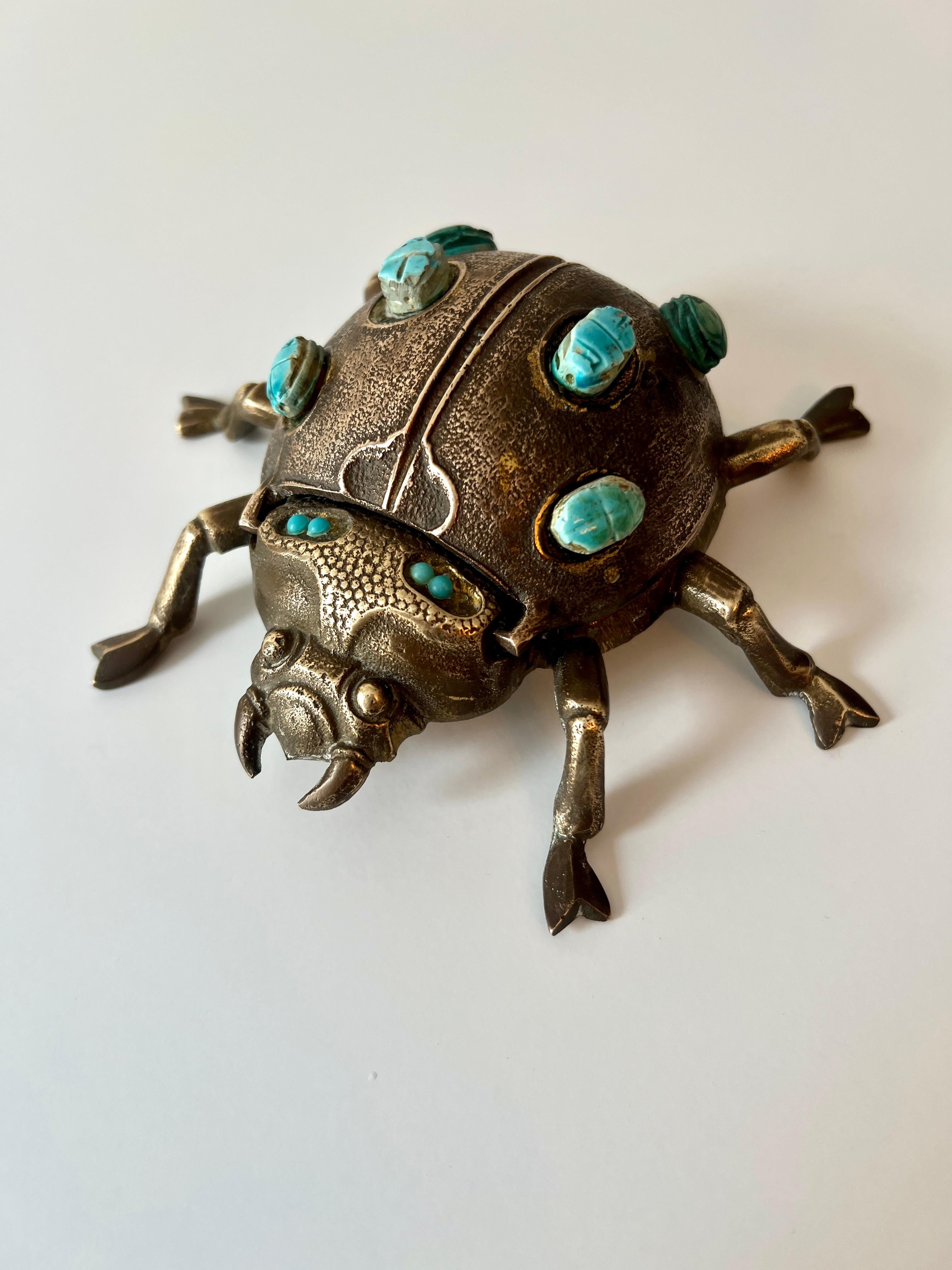 Einzigartiger und seltener Skarabäus- oder Käfer-Aschenbecher mit türkisfarbenen Details (Handgefertigt) im Angebot