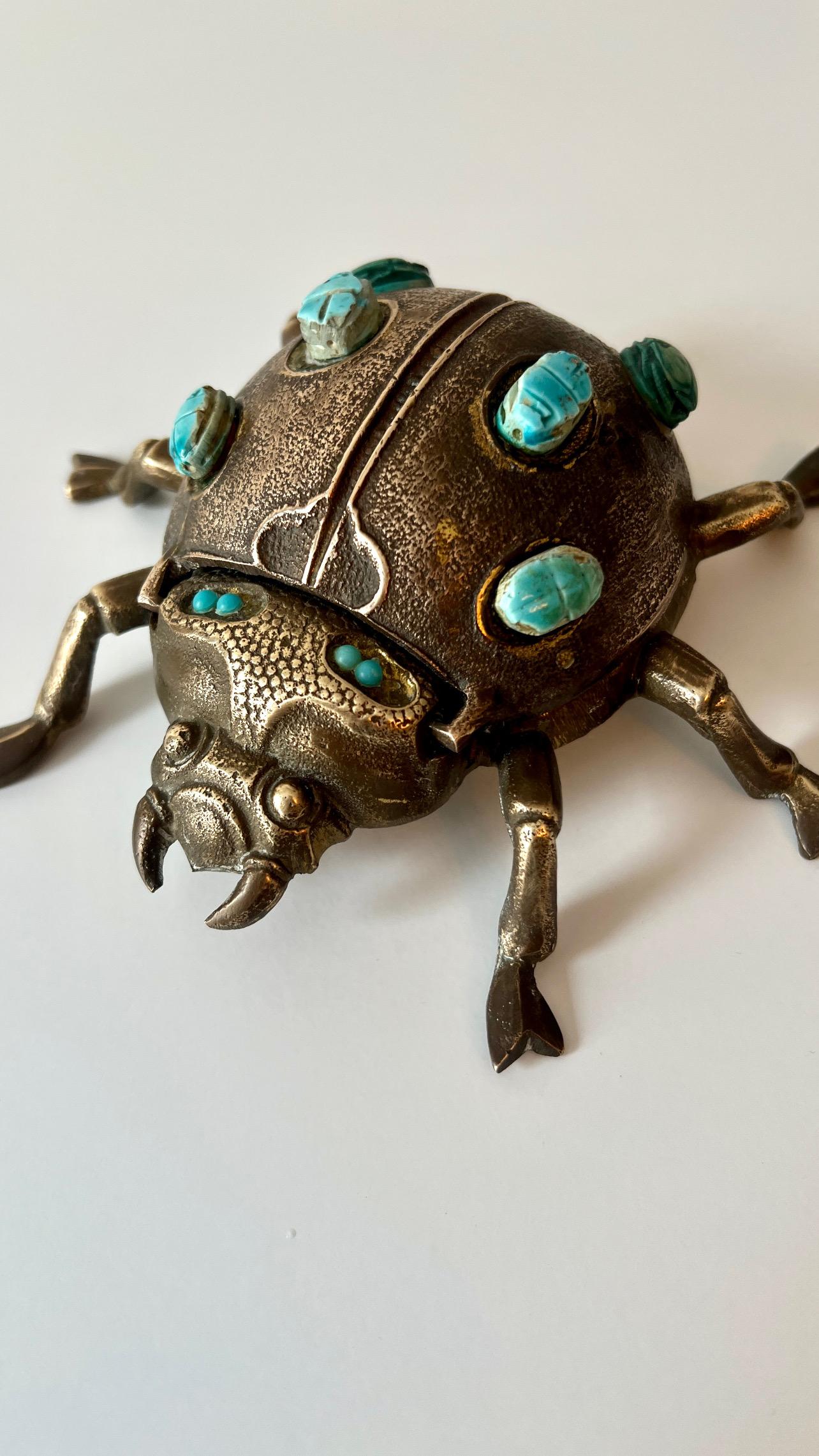 Einzigartiger und seltener Skarabäus- oder Käfer-Aschenbecher mit türkisfarbenen Details im Zustand „Gut“ im Angebot in Los Angeles, CA