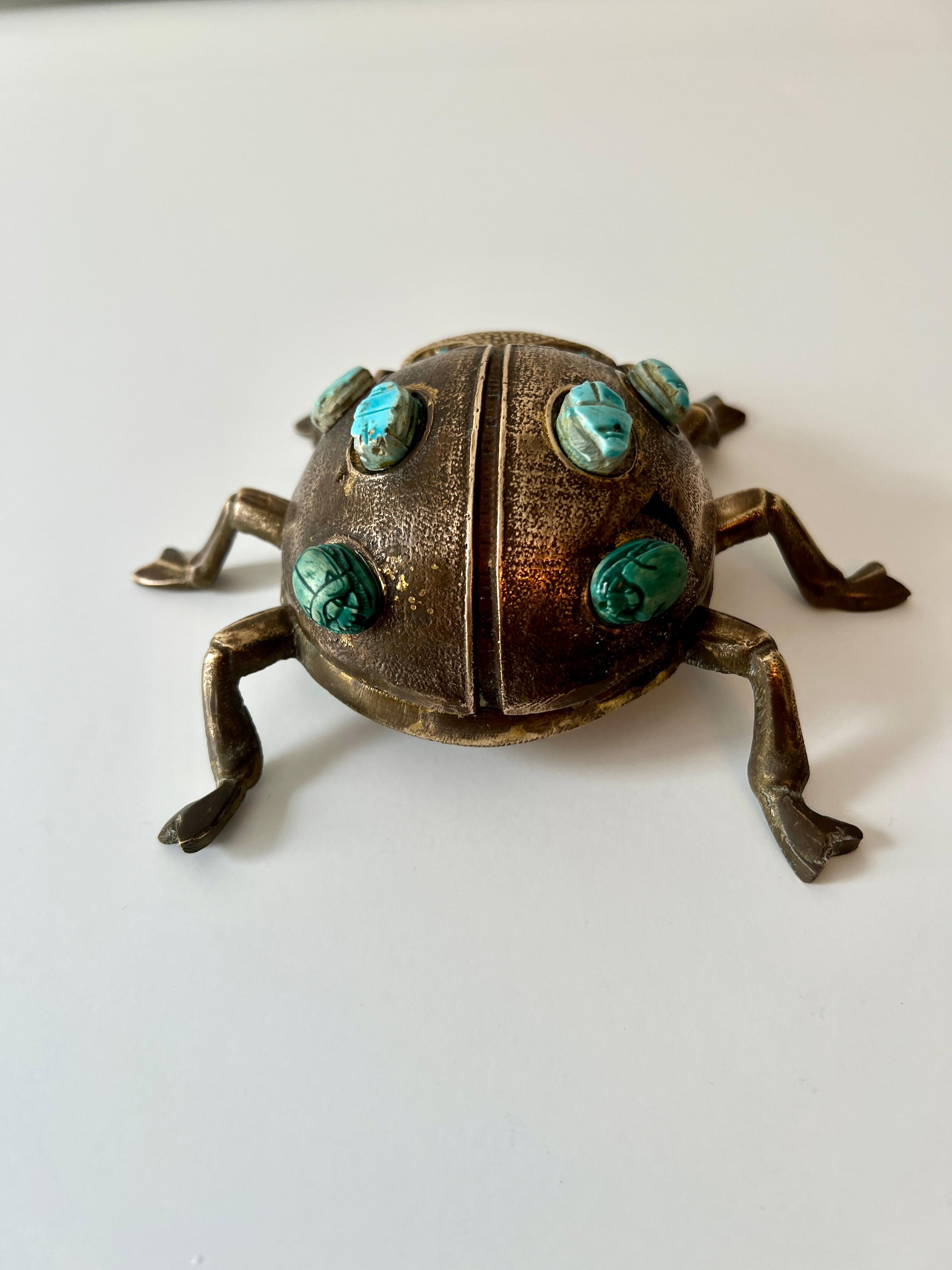 Einzigartiger und seltener Skarabäus- oder Käfer-Aschenbecher mit türkisfarbenen Details (Messing) im Angebot