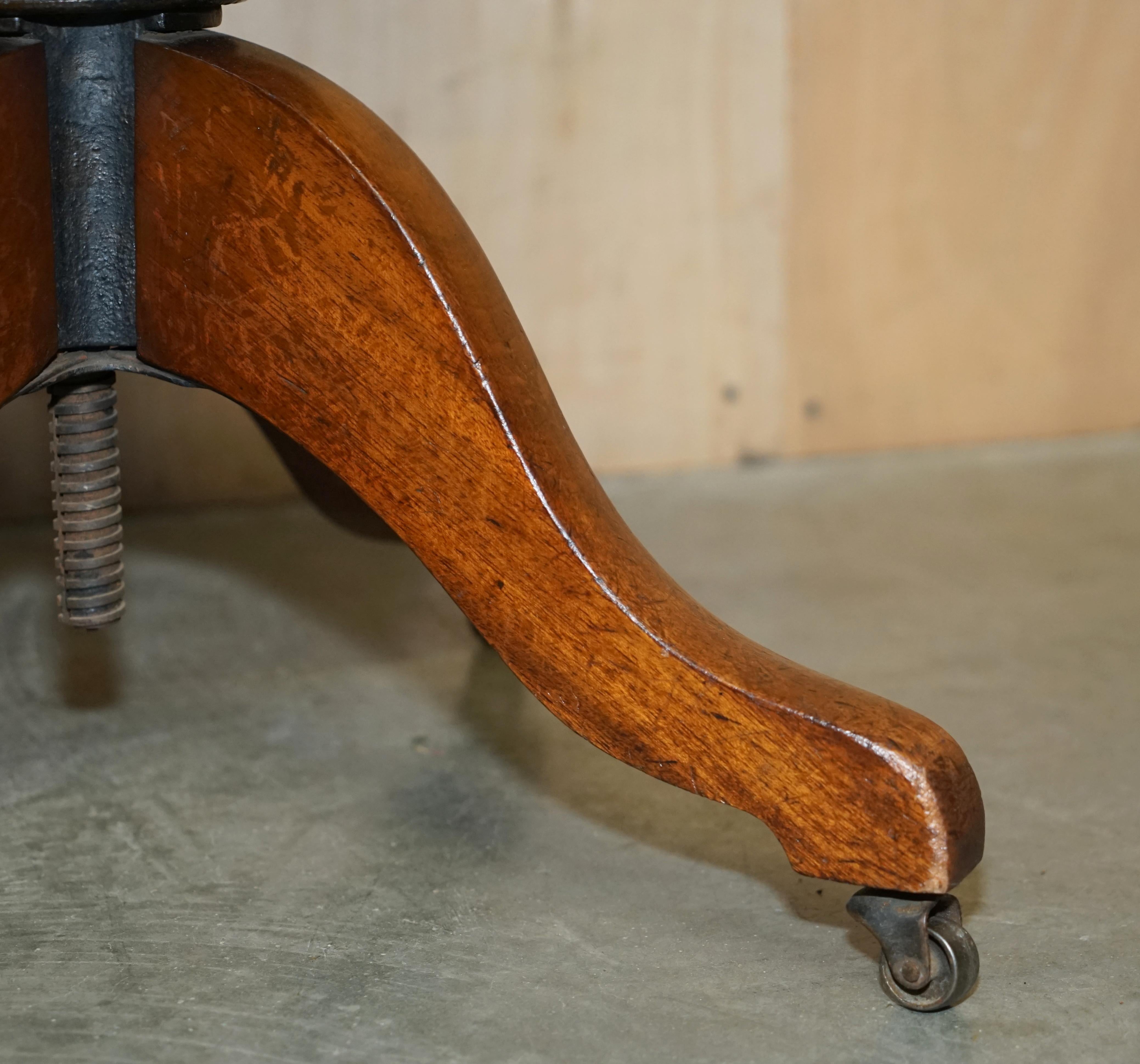 Unique Antique 1880 George Hepplewhite Wheatgrass Captains Chair Brown Leather en vente 4