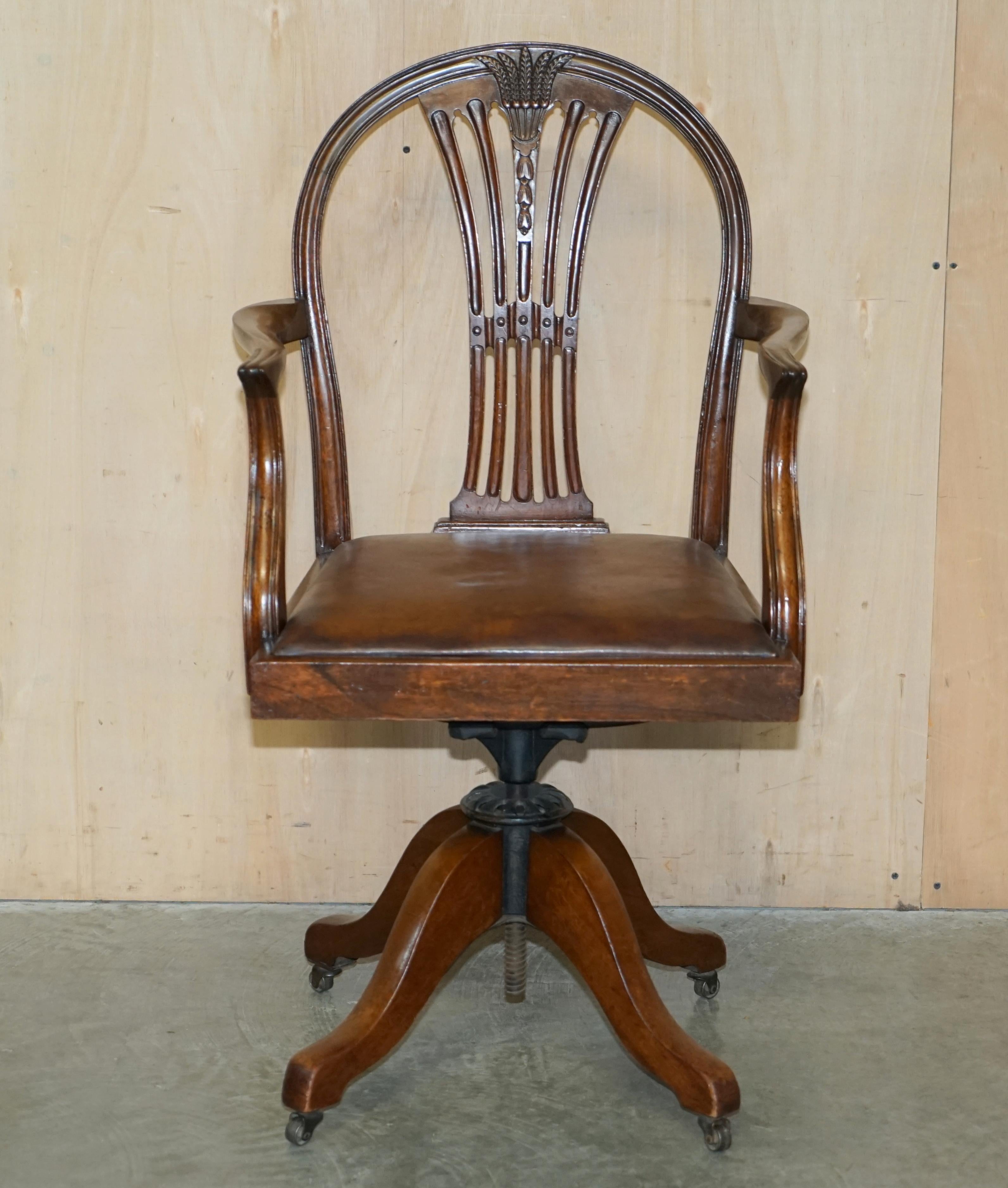 Nous sommes ravis d'offrir à la vente cette exceptionnellement rare et super collectionnable Antique Victorian George Hepplewhite Wheatgrass revolving captains chair qui a été entièrement restaurée avec un pad de siège en cuir marron teint à la