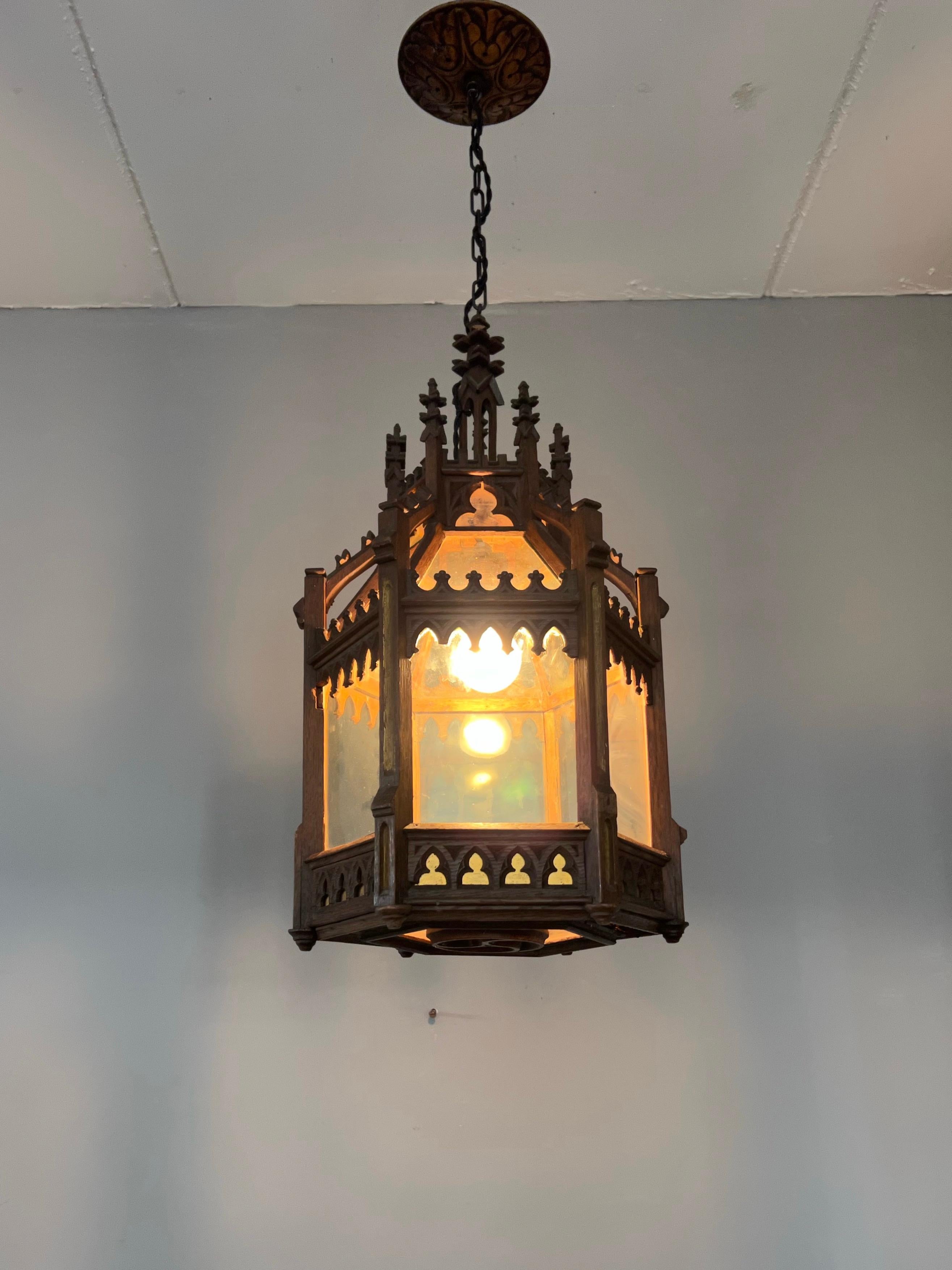 Ciondolo a lanterna in vetro e quercia intagliata a mano, unico e antico, di grandi dimensioni in stile gotico-revival in vendita 4