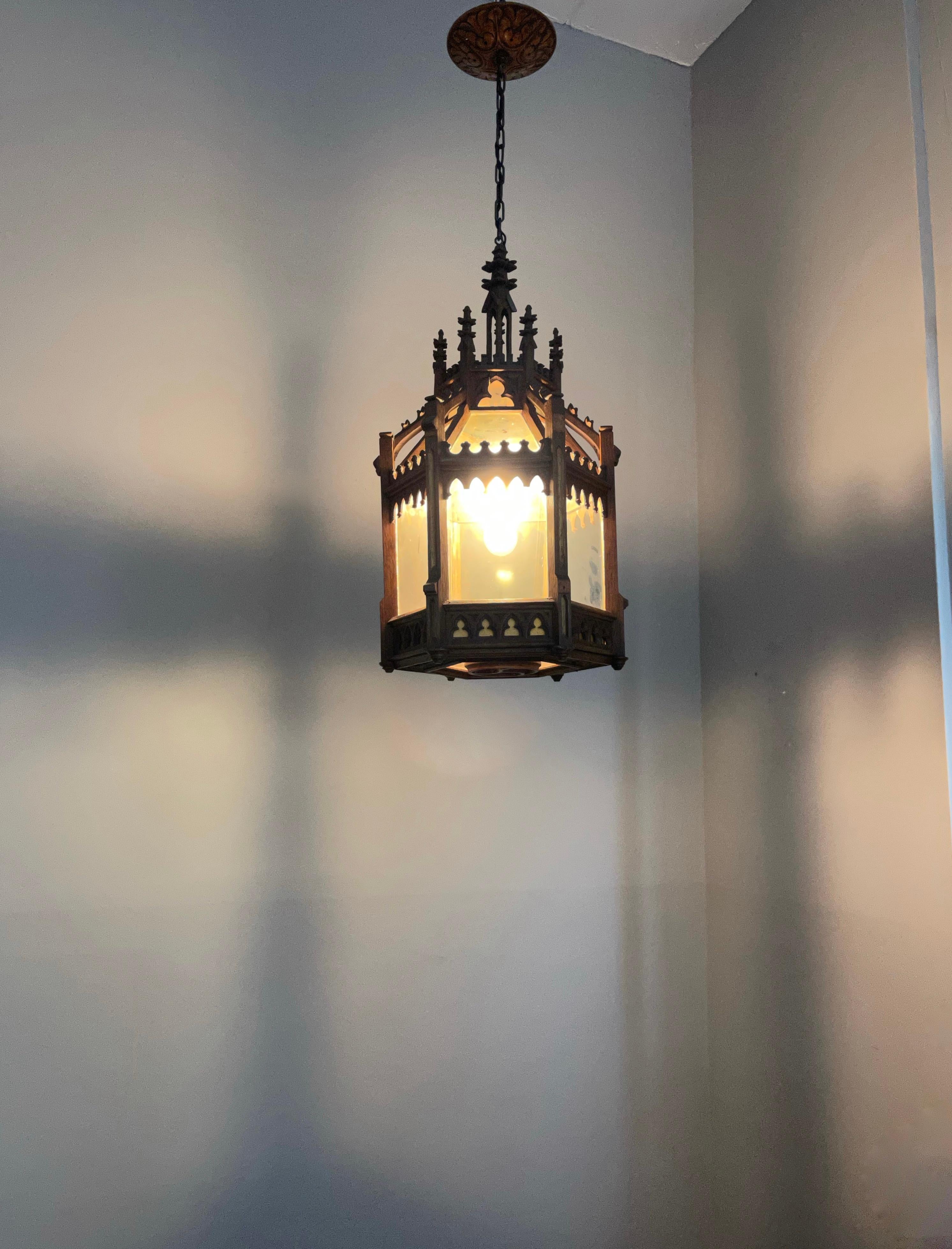 Ciondolo a lanterna in vetro e quercia intagliata a mano, unico e antico, di grandi dimensioni in stile gotico-revival in vendita 9