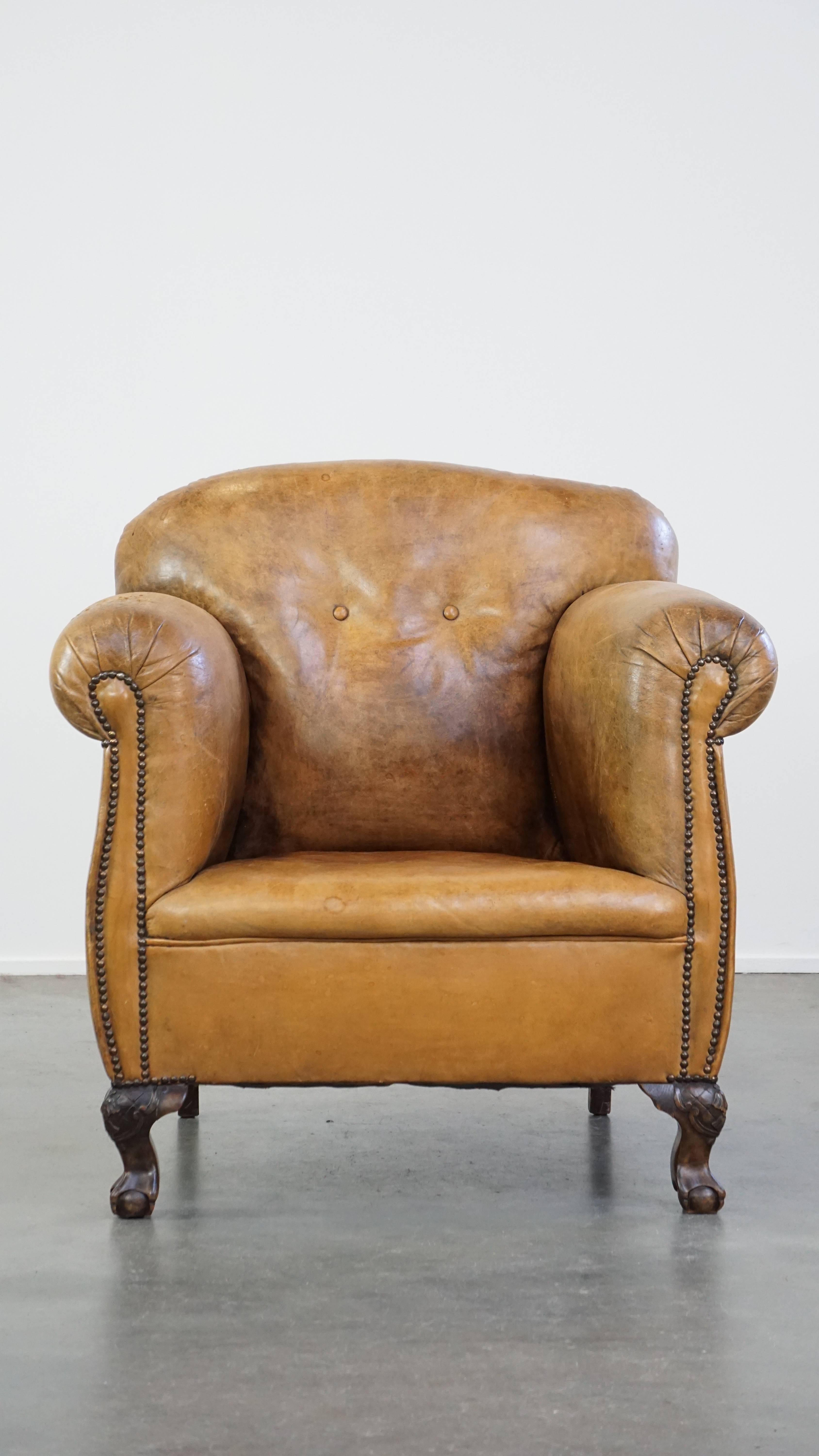 This fantastic sheepskin leather armchair is the perfect addition for those who love stylish and atmospheric furniture. Its unique design, beautiful legs, and color make it a true eye-catcher. It features a fixed seat cushion and offers correct