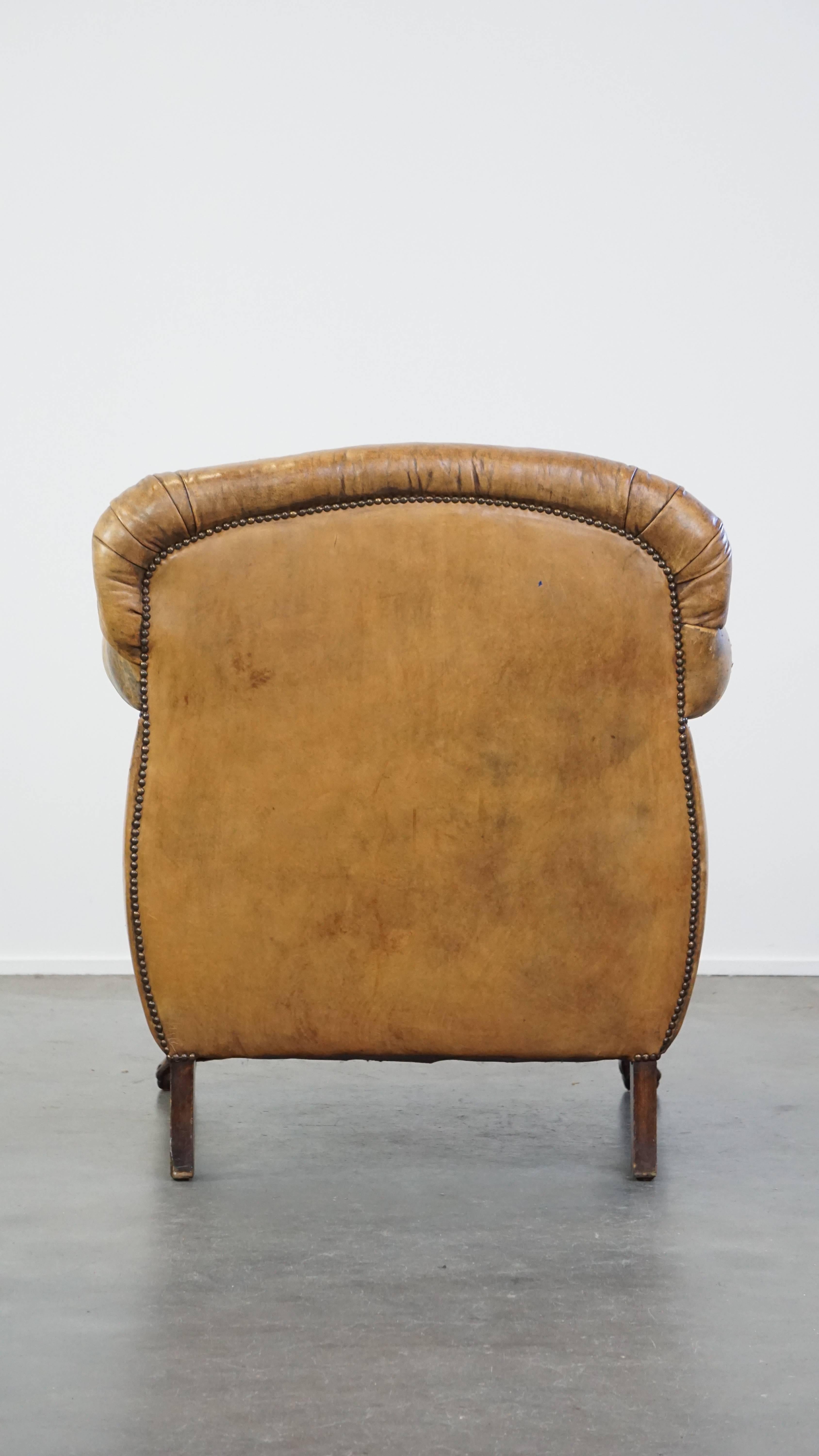 Unique antique armchair made of sheepskin with beautiful, elegant legs In Good Condition For Sale In Harderwijk, NL
