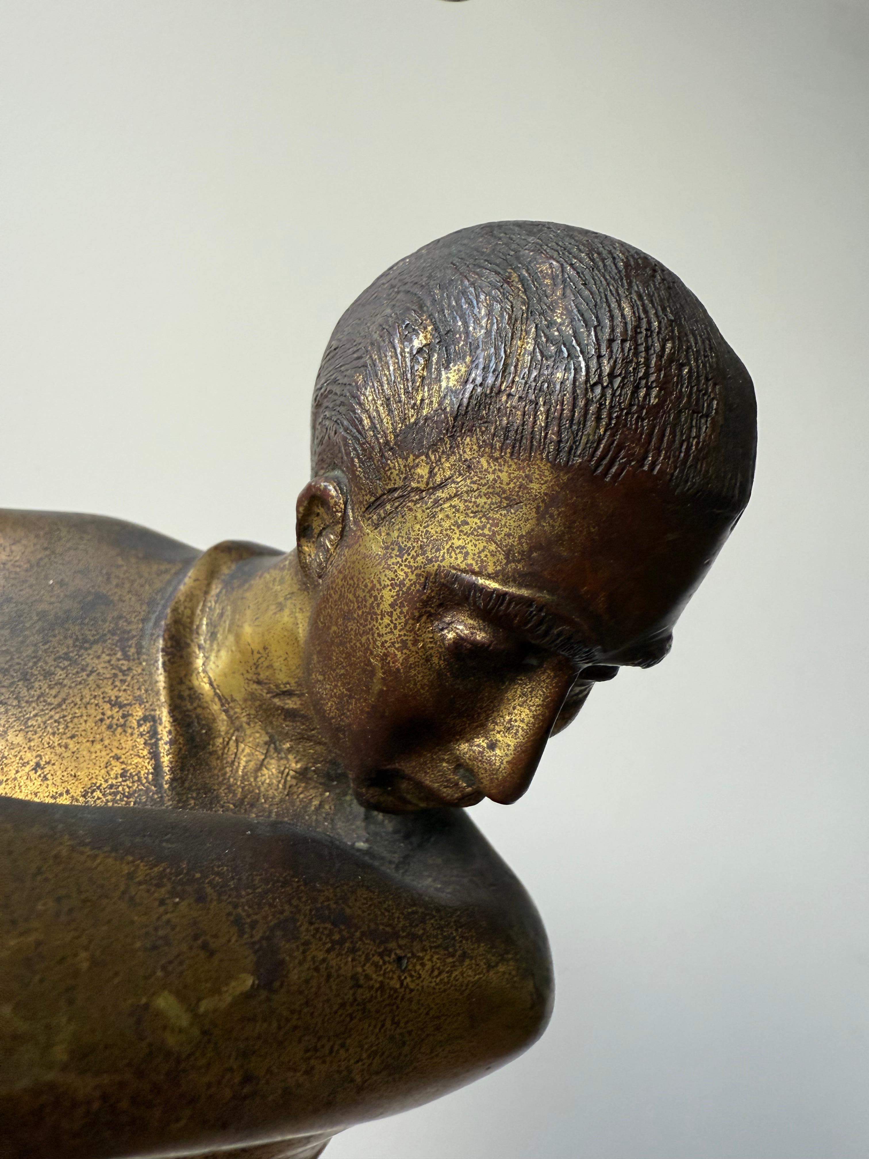 Good size antique bronze golfer from the 1920s.

This stylish golfer in his 1920s golf outfit is an absolute joy to own and look at. Apart from the curved body posture the artist has managed to capture most of the details that one would expect when