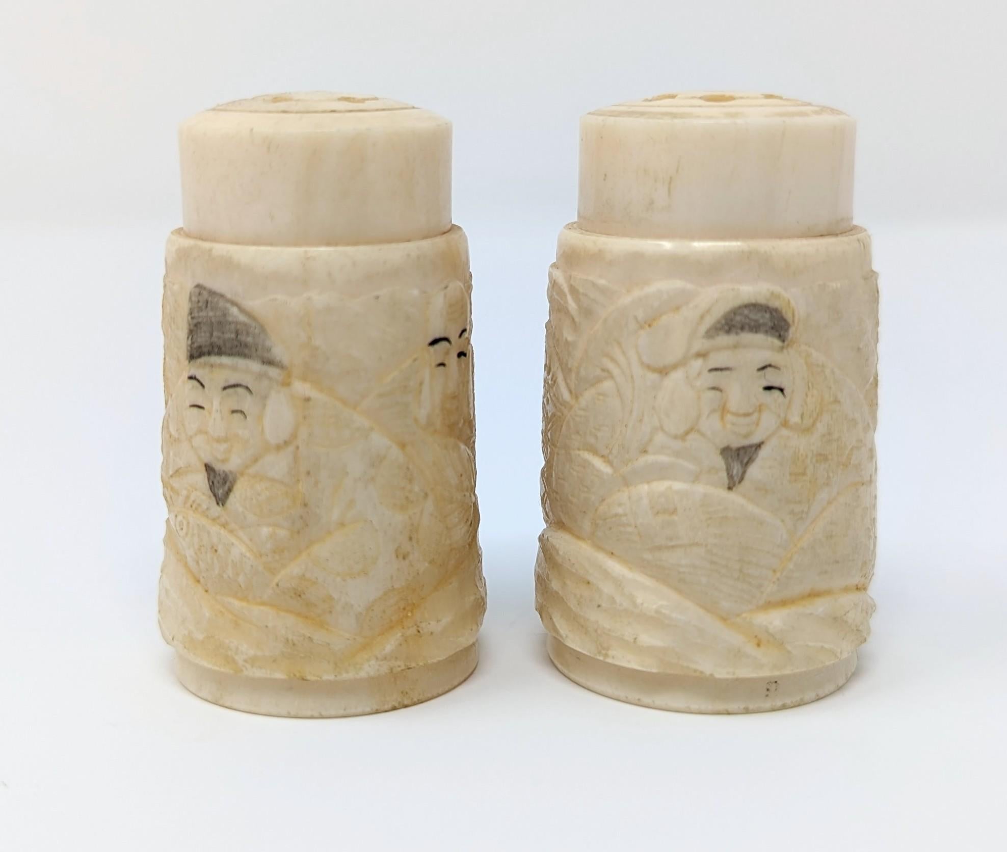 Autre Ensemble unique de salières et poivrières en os sculpté à la main, de style asiatique ancien  en vente