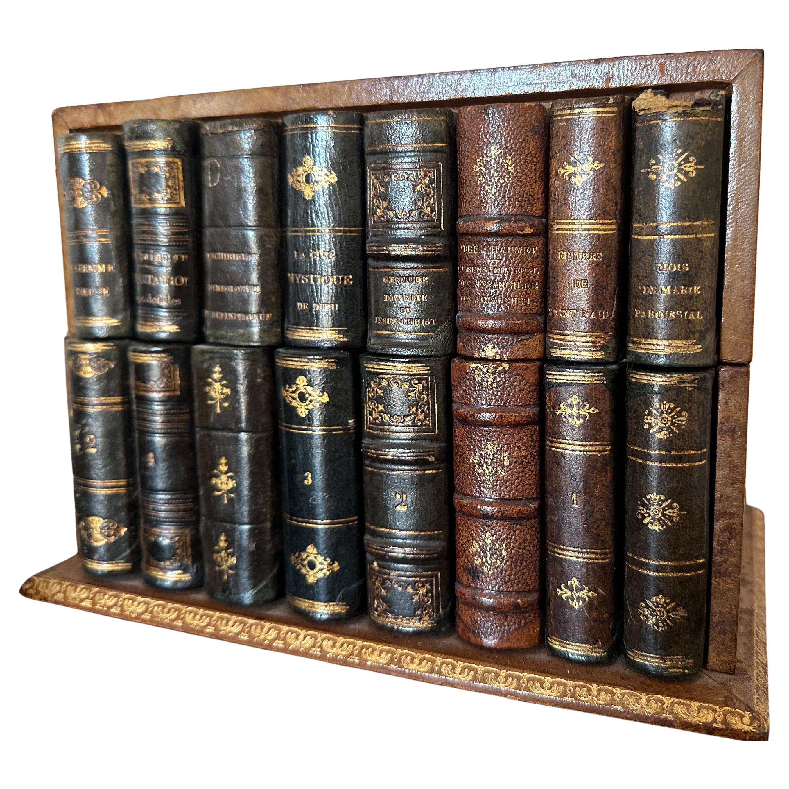 Cette exceptionnelle boîte aux lettres ancienne est une pièce unique fabriquée au XXe siècle à partir de livres reliés en cuir du XIXe siècle. Les dos des livres richement détaillés, avec leurs accents dorés en relief et leur patine classique,