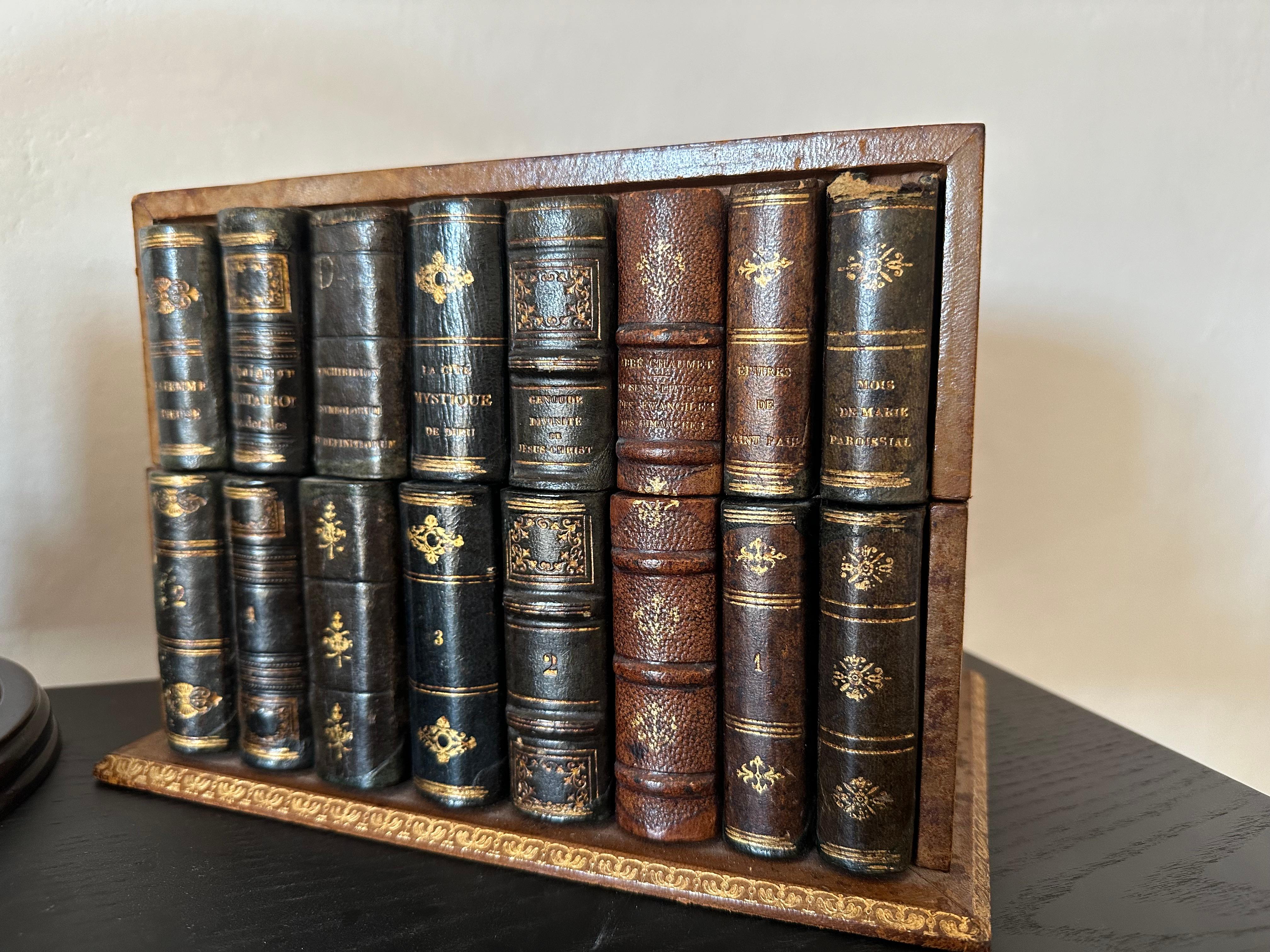 Belle Époque Boîte à lettres unique pour livres anciens - reliure à dos de cuir du 19e siècle en vente