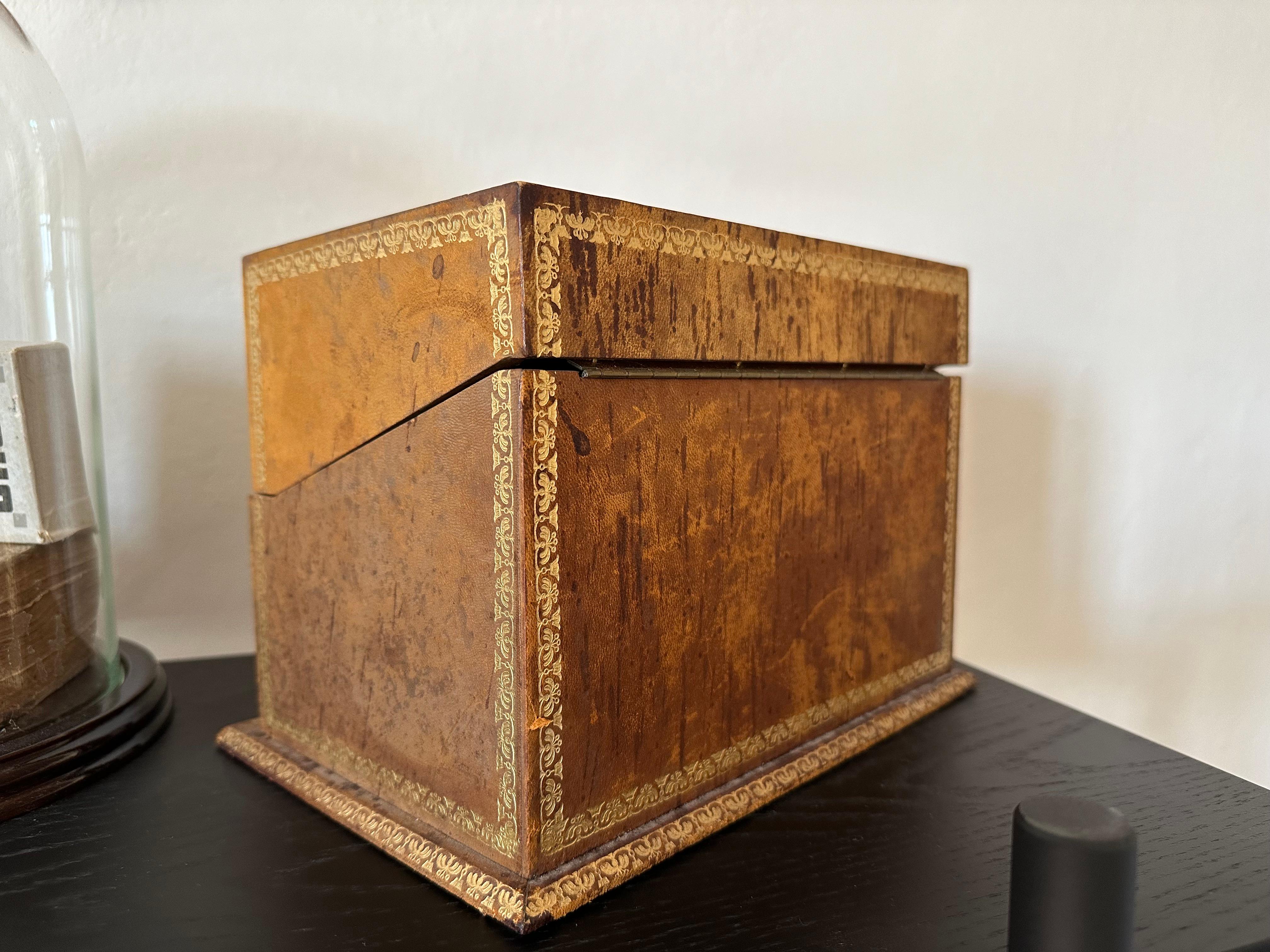 Français Boîte à lettres unique pour livres anciens - reliure à dos de cuir du 19e siècle en vente