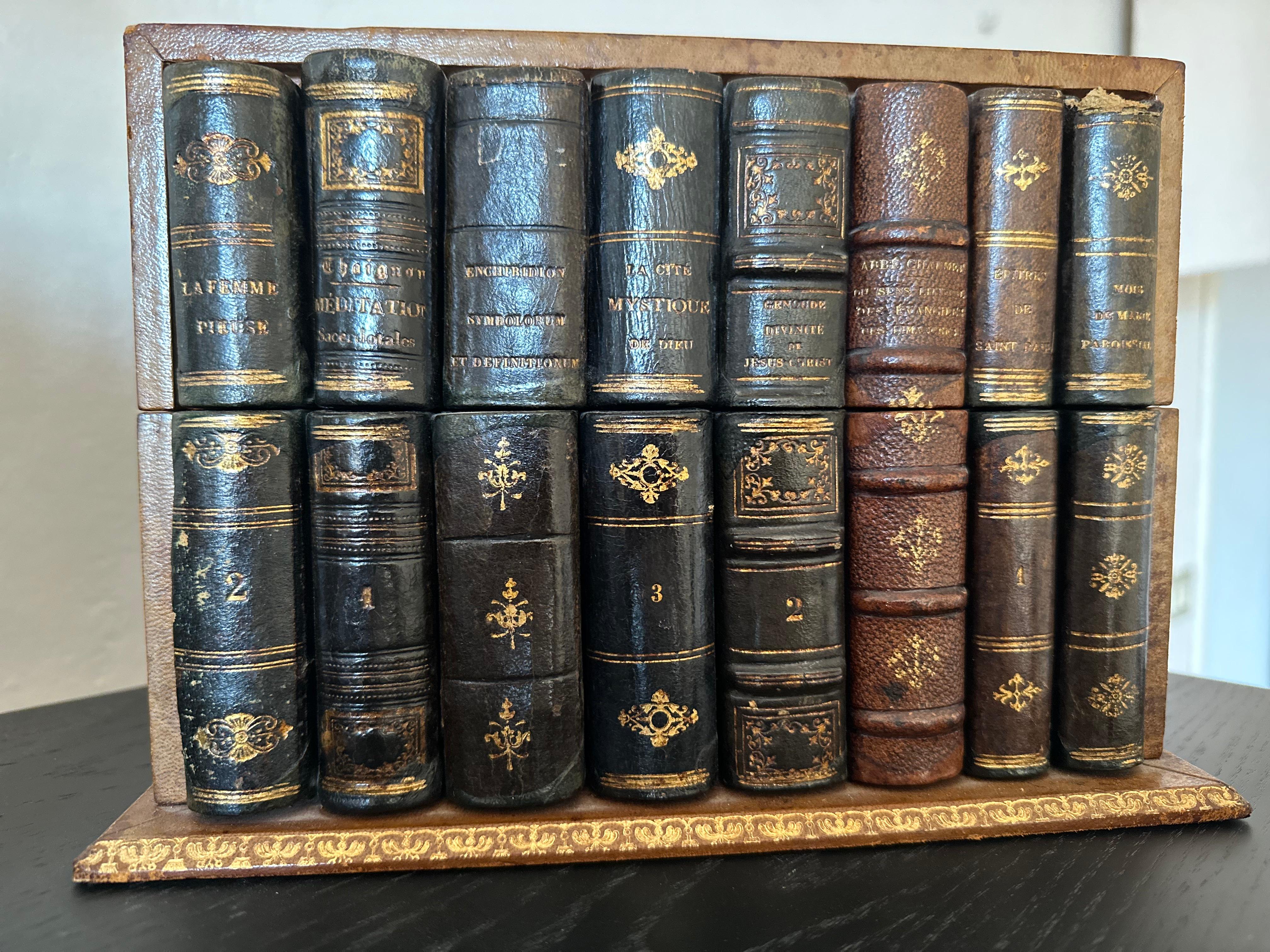 Boîte à lettres unique pour livres anciens - reliure à dos de cuir du 19e siècle en vente 1