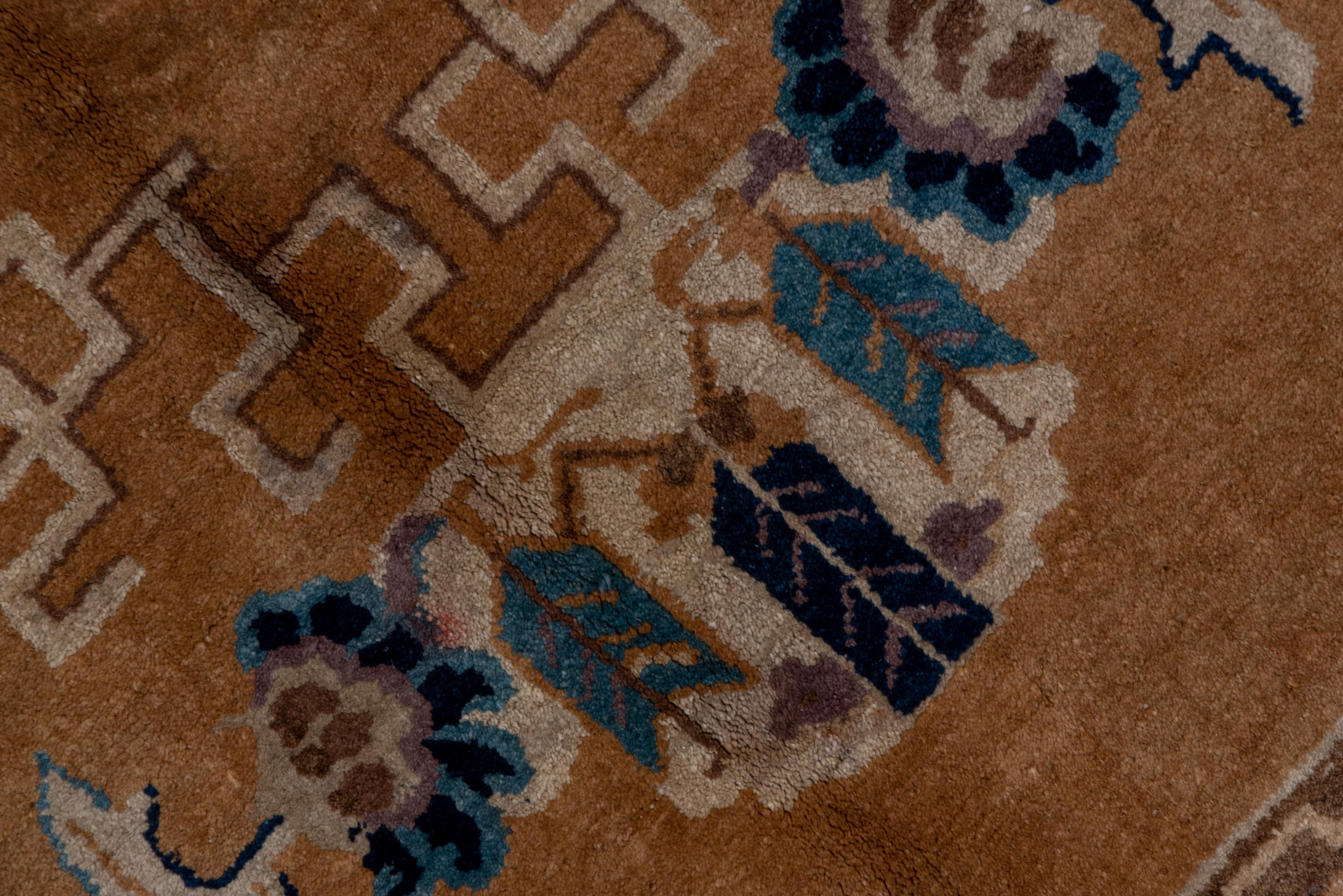 Einzigartiger antiker chinesischer Teppich mit Wildfarbenpalette, ca. 1920er Jahre im Zustand „Gut“ im Angebot in New York, NY