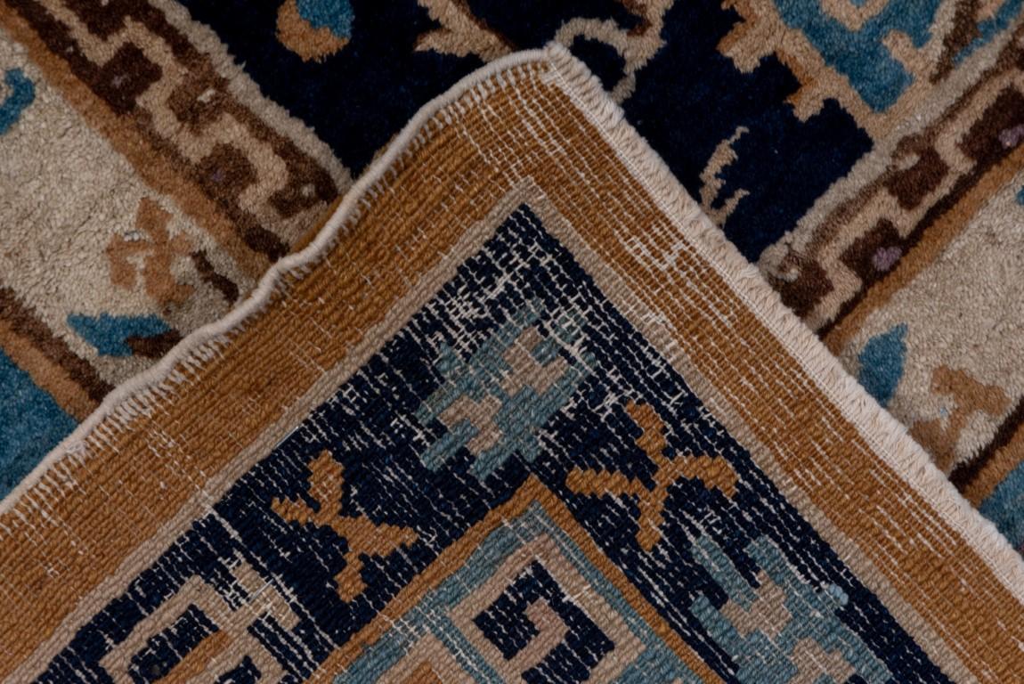 Einzigartiger antiker chinesischer Teppich mit Wildfarbenpalette, ca. 1920er Jahre (Wolle) im Angebot