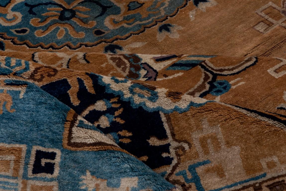 Einzigartiger antiker chinesischer Teppich mit Wildfarbenpalette, ca. 1920er Jahre im Angebot 1