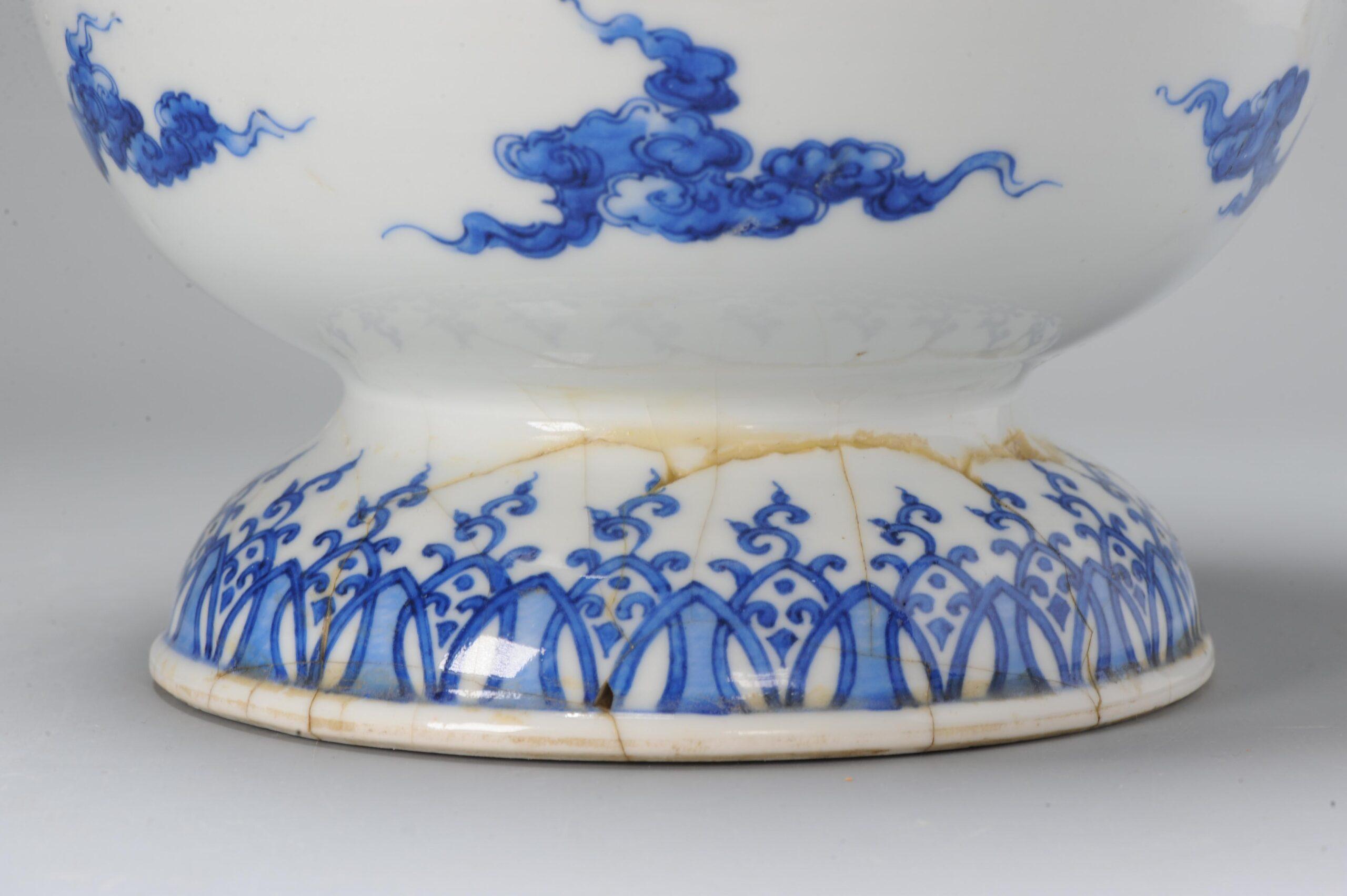 Partage de ce très rare vase japonais Edo. Endommagé et réduit à néant. Très rare copie d'un vase impérial chinois de la période Edo. Datant d'environ 1830. Peut-être Hirado

Informations complémentaires :
MATERIAL : Porcelaine et poterie
Style