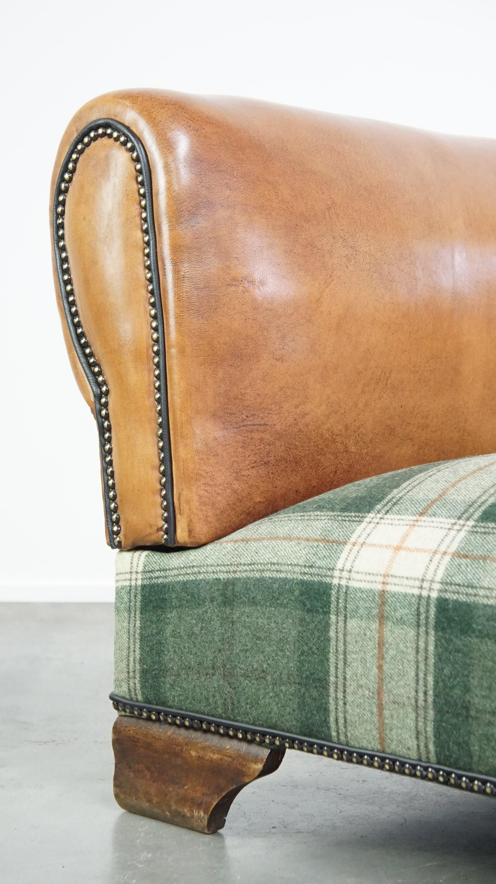 Méridienne ancienne unique retapissée en peau de mouton et laine tartan écossaise en vente 6
