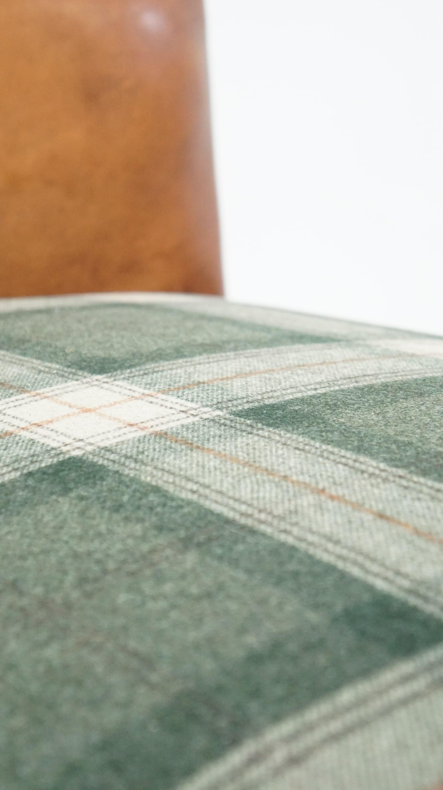 Méridienne ancienne unique retapissée en peau de mouton et laine tartan écossaise en vente 7