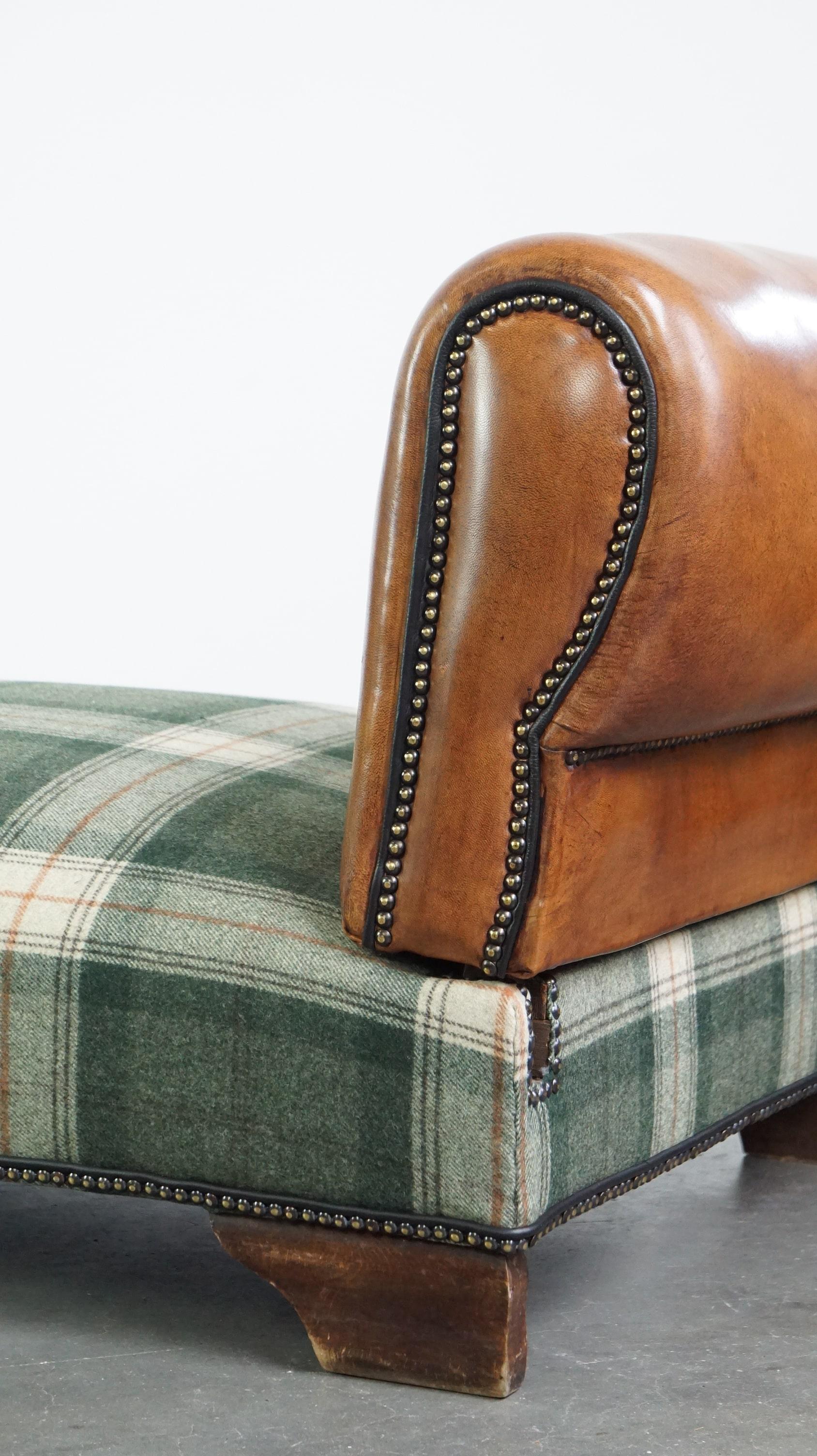 Méridienne ancienne unique retapissée en peau de mouton et laine tartan écossaise en vente 8