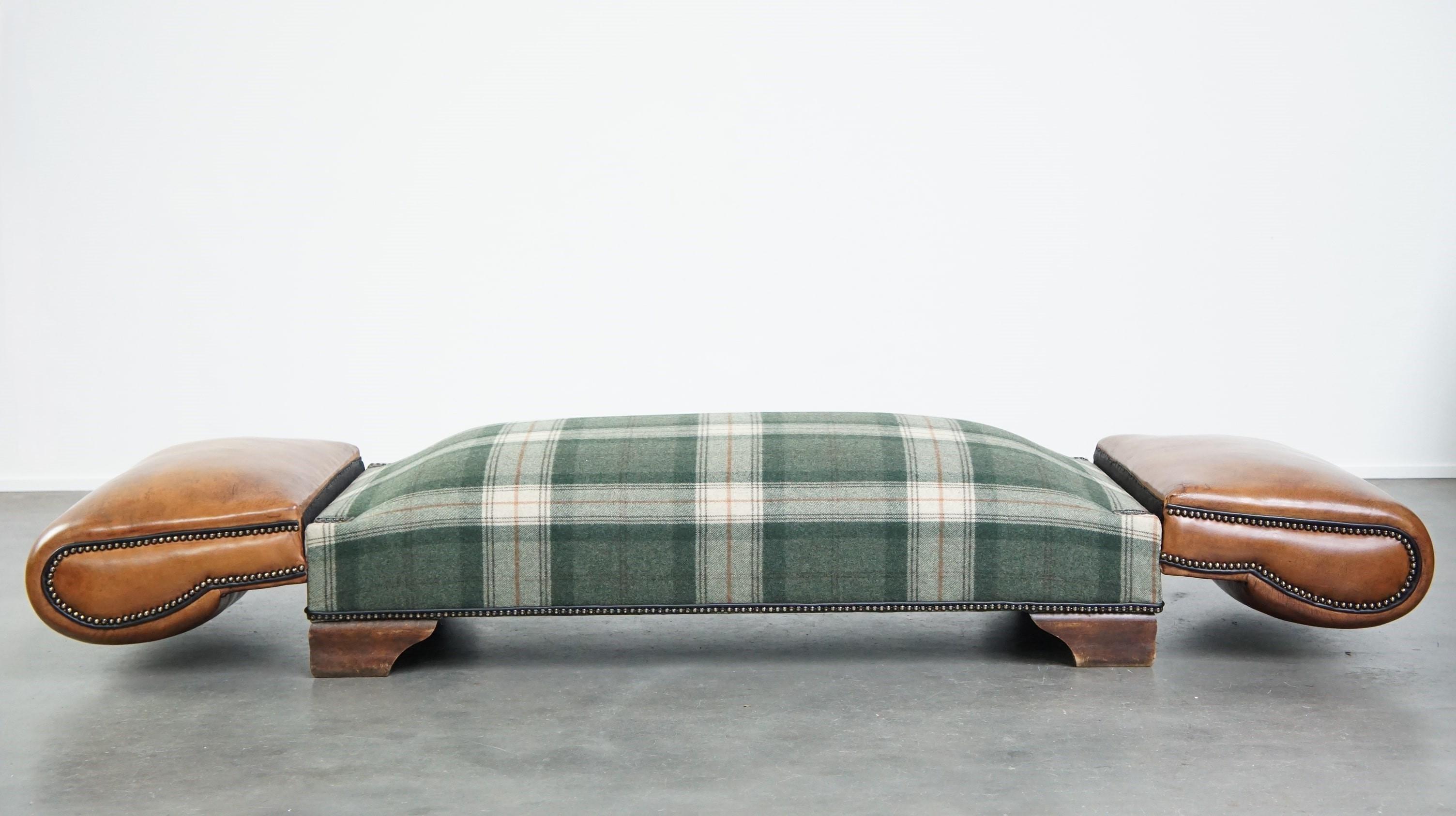 À l'origine, il s'agit déjà d'un meuble de luxe, mais en choisissant de le faire retapisser, nous l'avons porté à un niveau supérieur. Les accoudoirs, réglables en 3 positions, sont recouverts de cuir de mouton de première qualité et finis avec des