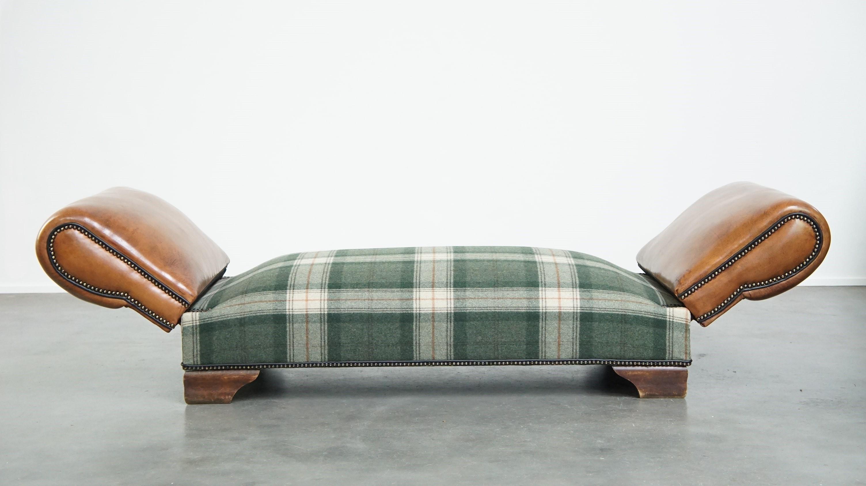 Fait main Méridienne ancienne unique retapissée en peau de mouton et laine tartan écossaise en vente
