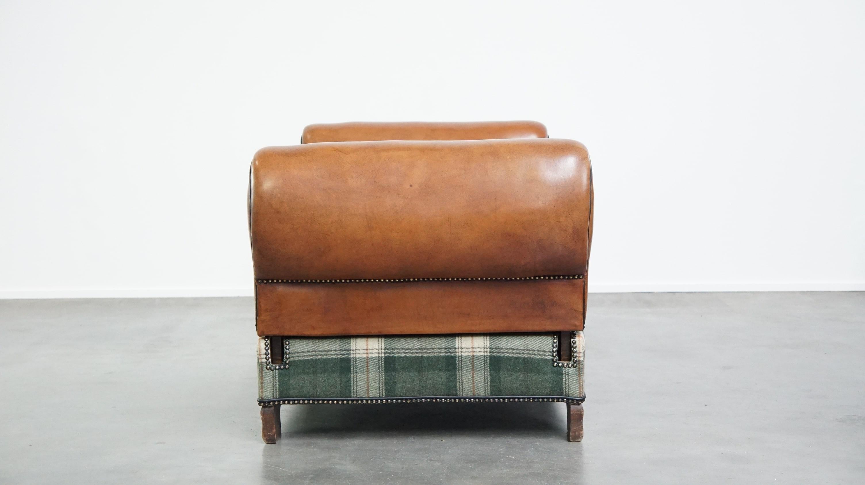 XIXe siècle Méridienne ancienne unique retapissée en peau de mouton et laine tartan écossaise en vente