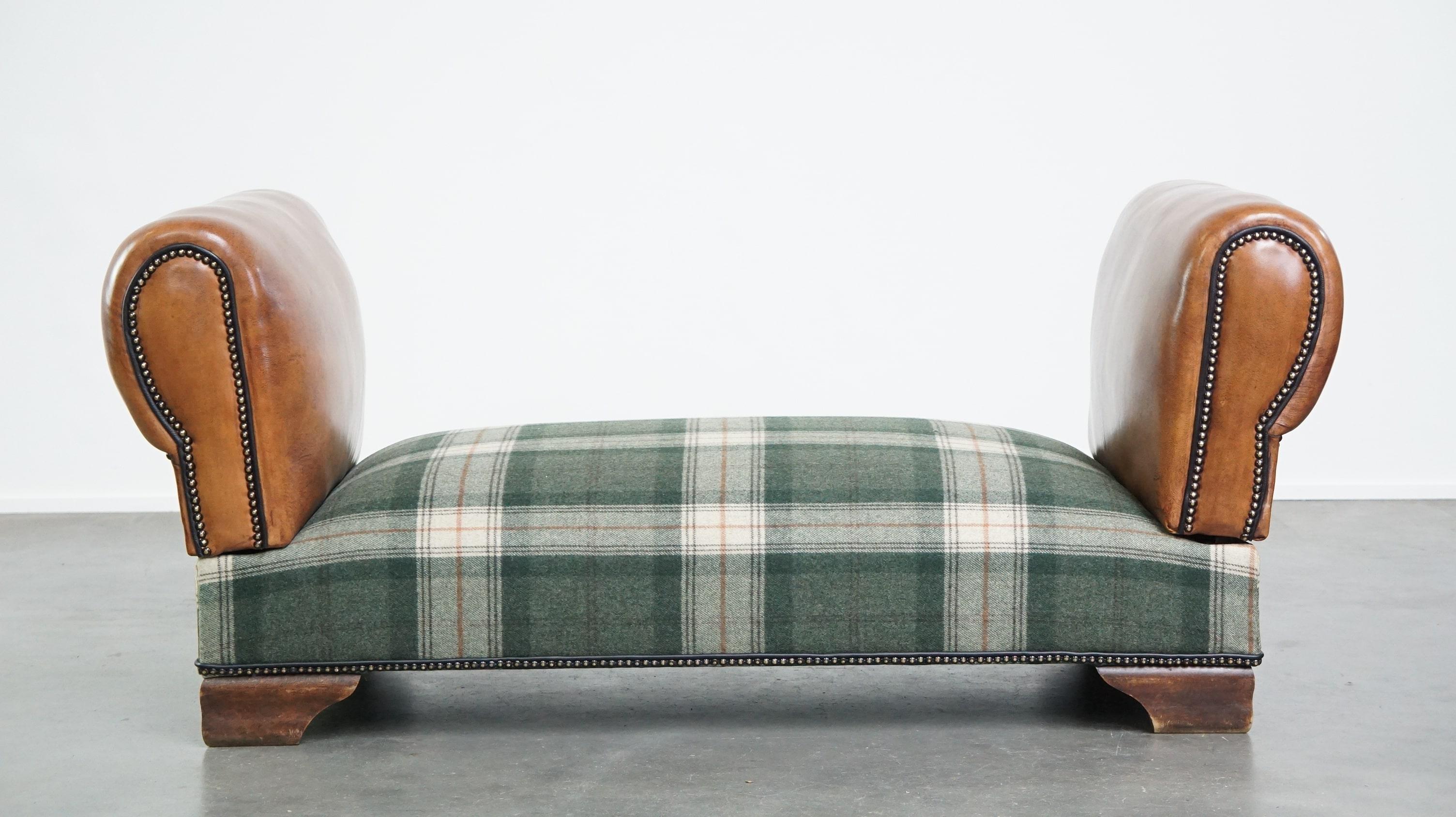 Cuir Méridienne ancienne unique retapissée en peau de mouton et laine tartan écossaise en vente