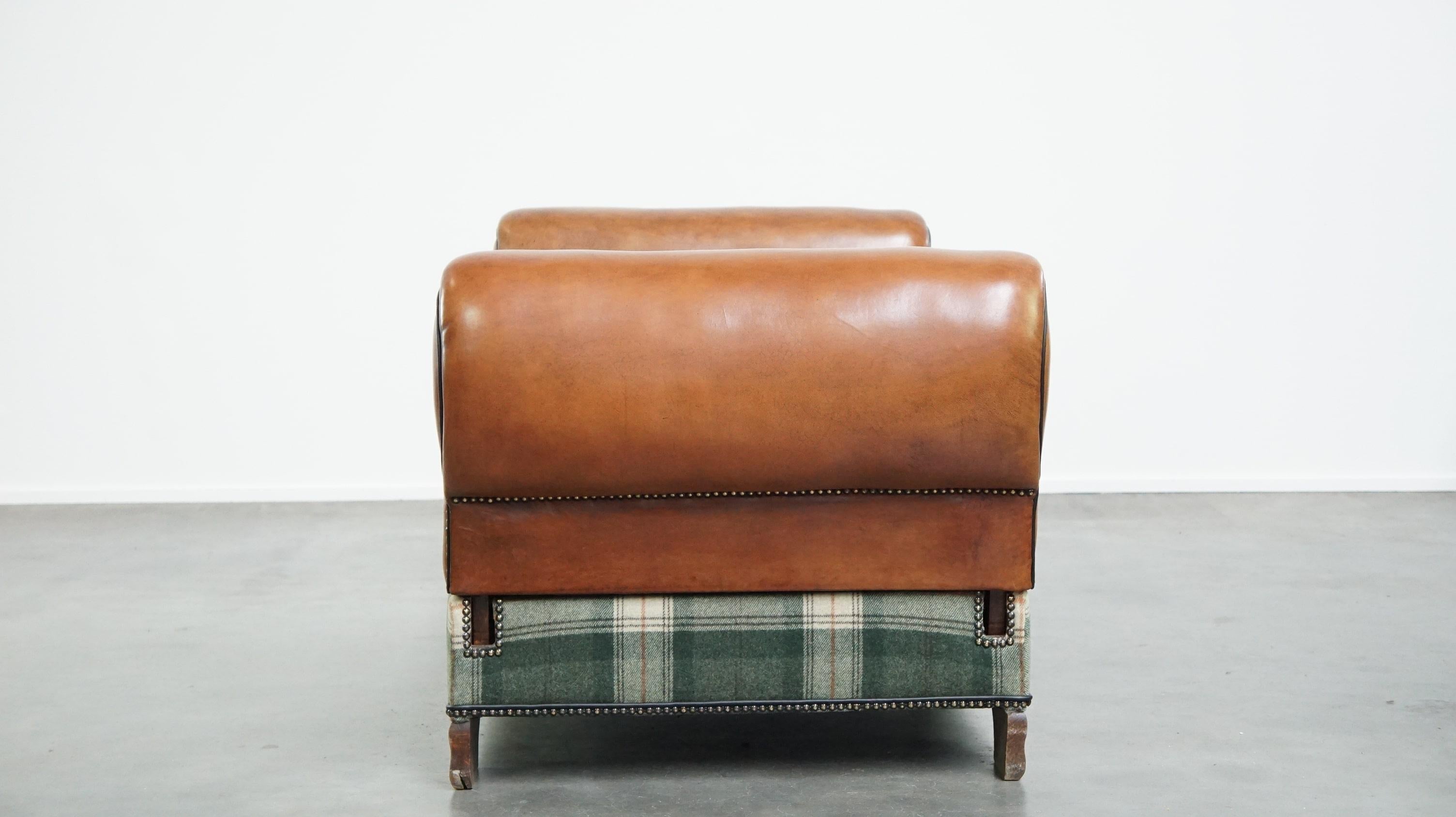 Méridienne ancienne unique retapissée en peau de mouton et laine tartan écossaise en vente 1