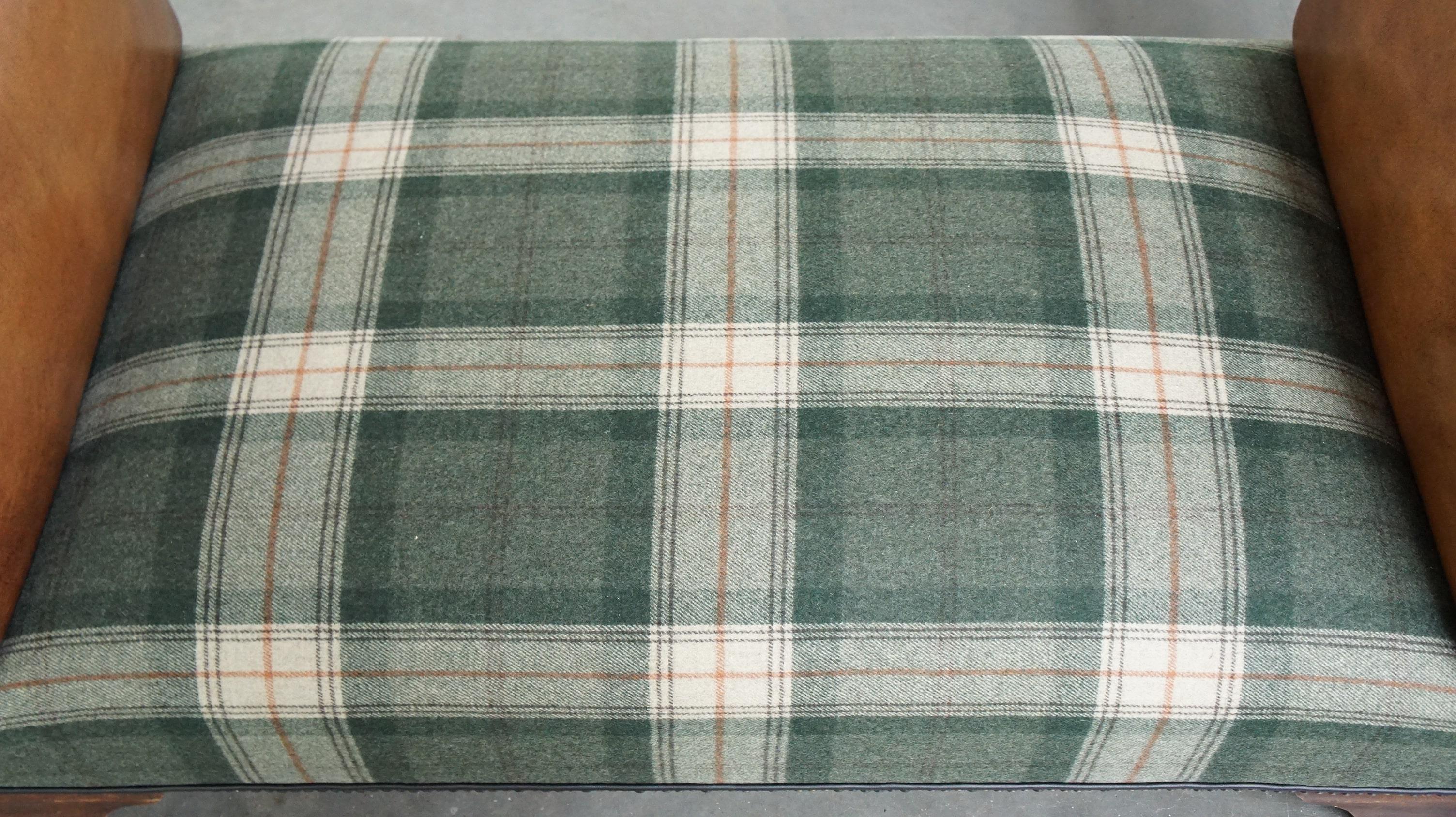 Méridienne ancienne unique retapissée en peau de mouton et laine tartan écossaise en vente 2