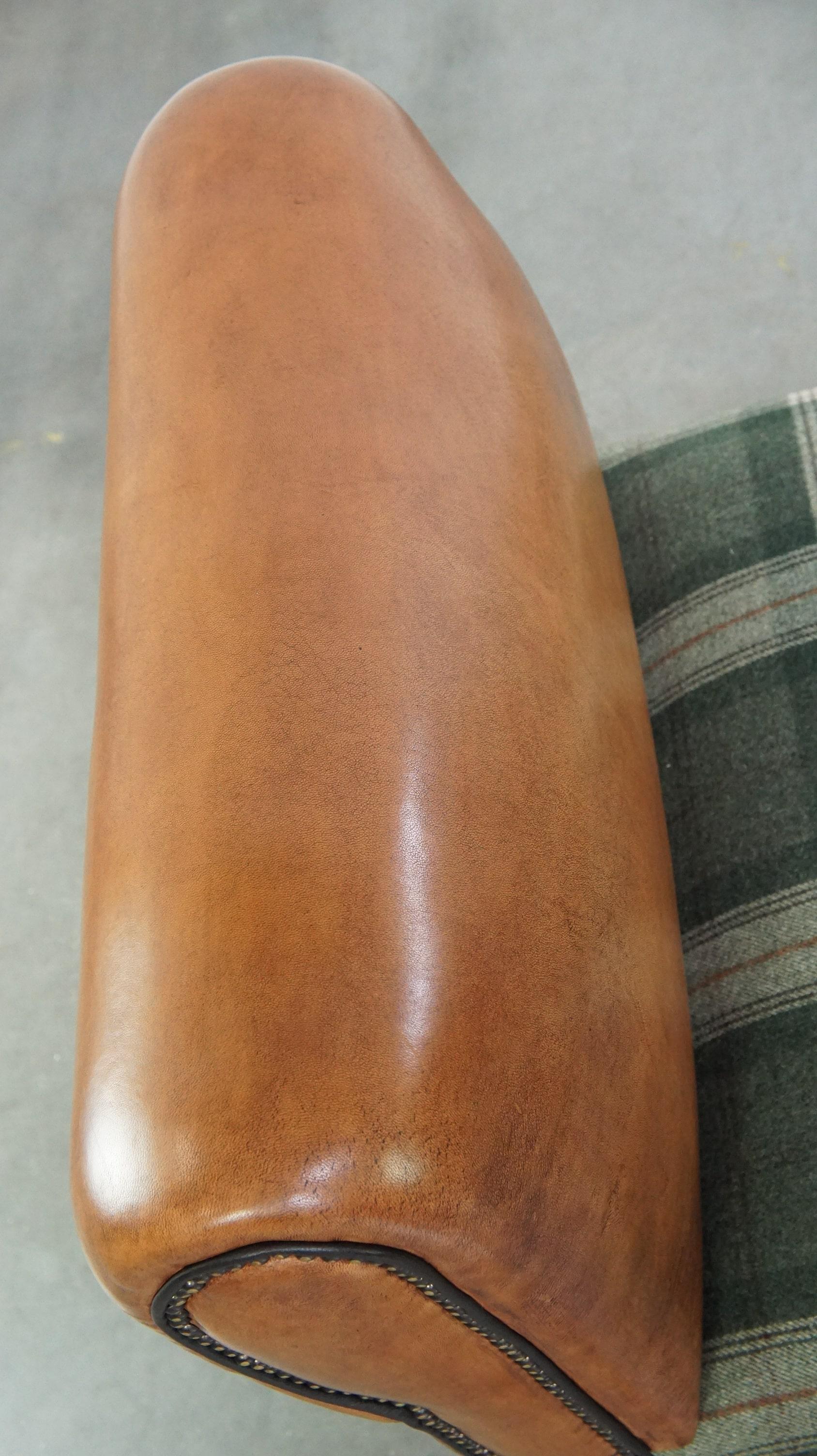 Méridienne ancienne unique retapissée en peau de mouton et laine tartan écossaise en vente 3