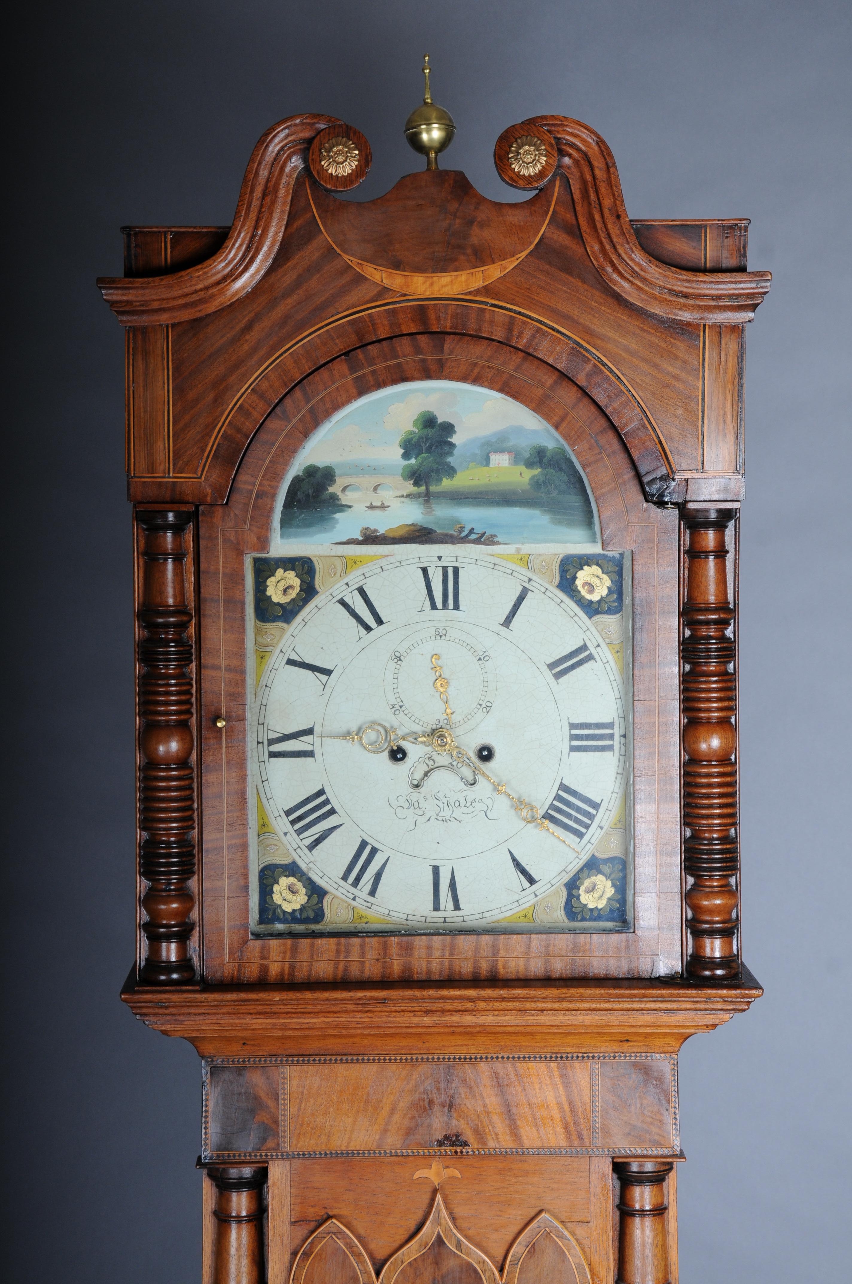 Orologio a pendolo inglese antico e unico, in mogano, del XVIII secolo.

Orologio da pavimento inglese, XVIII secolo, impiallacciato in mogano con specchio in legno di radice, listelli di perline, colonne tornite, quadrante bianco con numeri romani