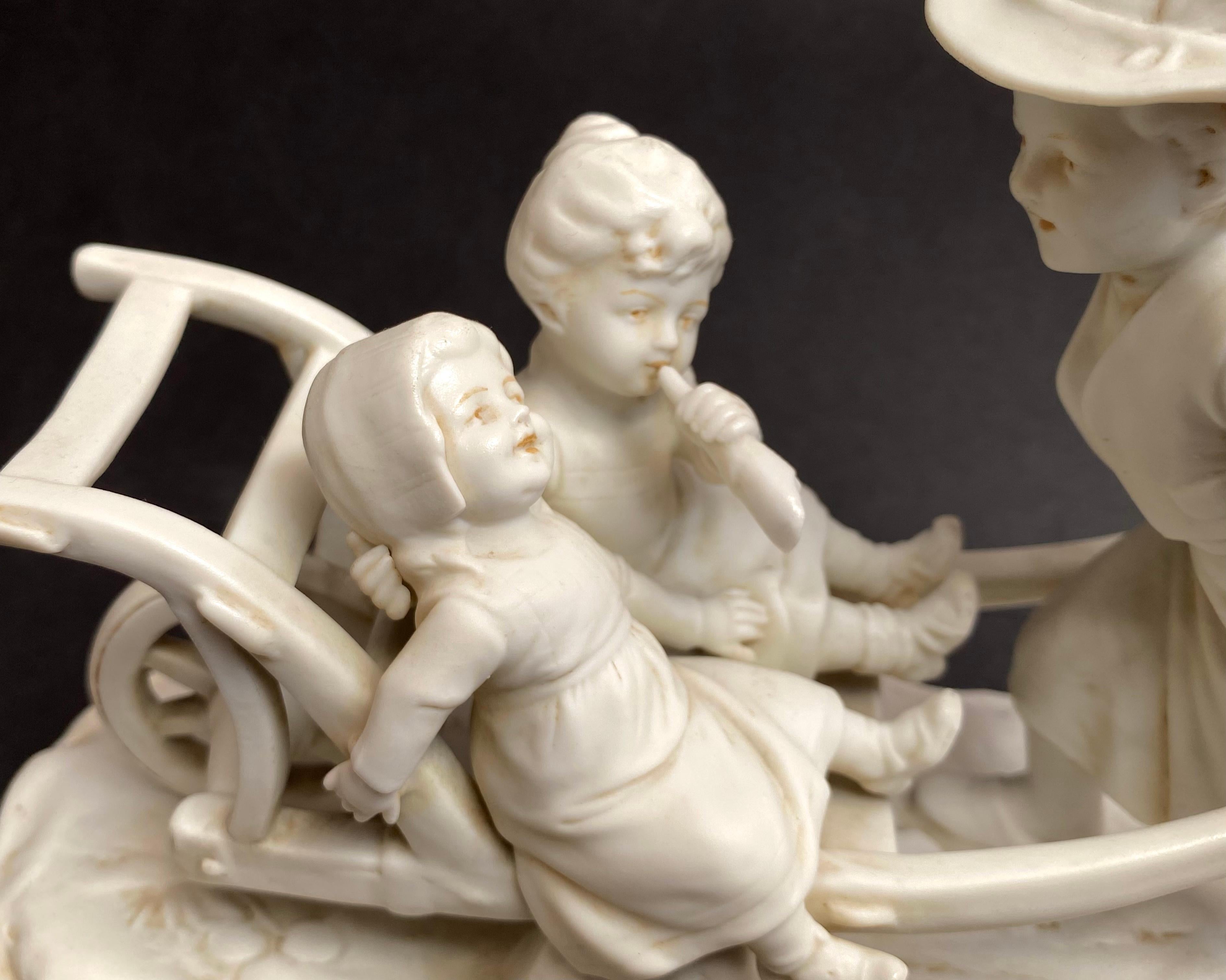 Tedesco Unica statuetta antica Signora che tira il carretto con i bambini, Germania, anni '30 in vendita