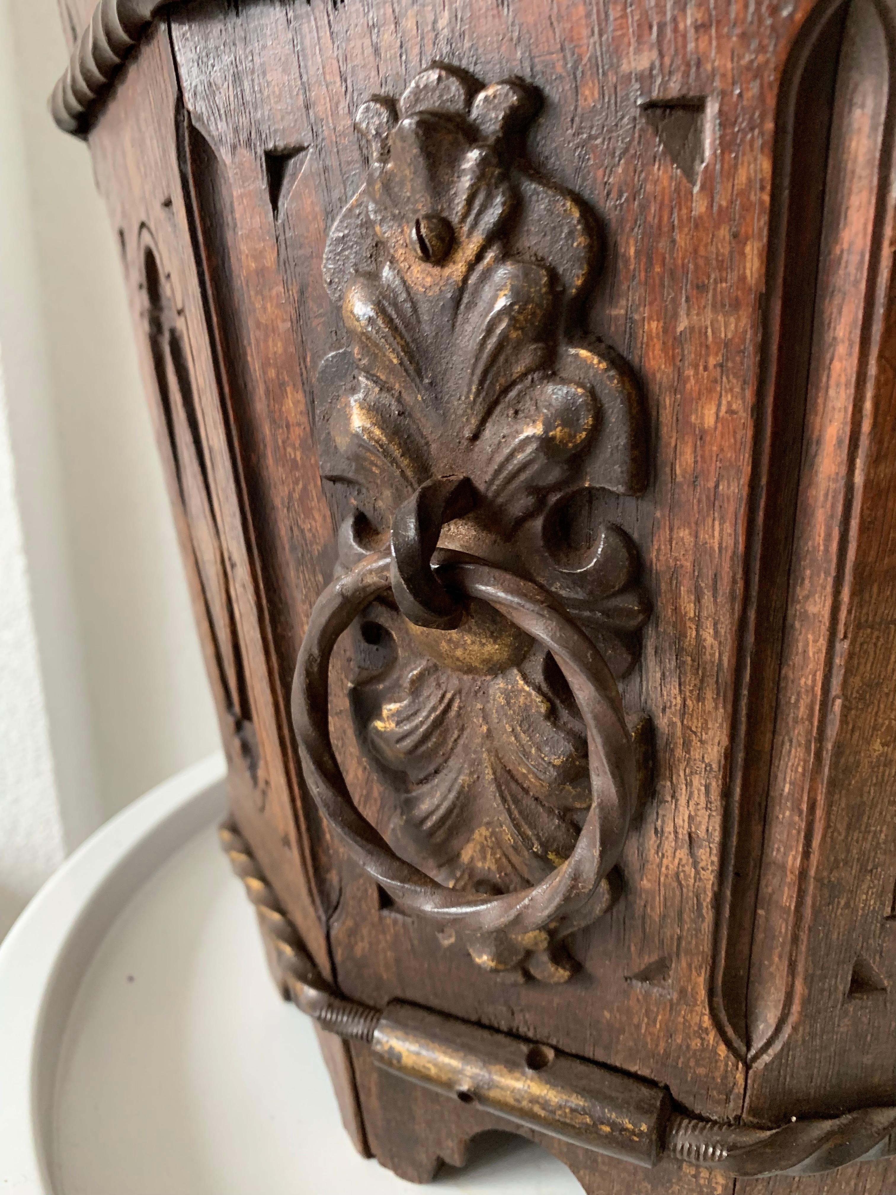 Unique Antique Gothic Revival Carved Oak Jardinière Plant Stand with Zinc Liner In Good Condition In Lisse, NL