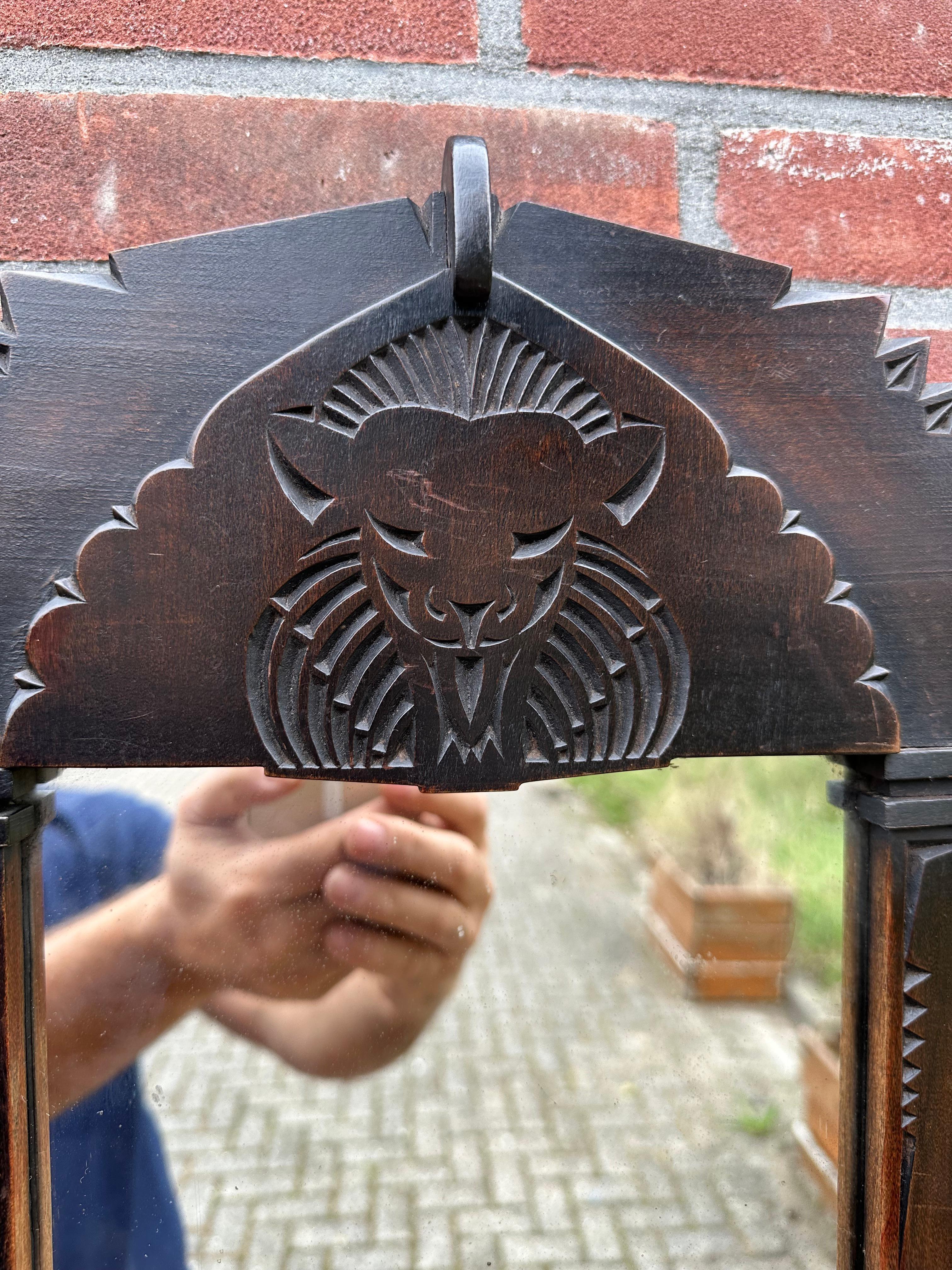 Einzigartiger antiker handgeschnitzter niederländischer Arts and Crafts-Wandspiegel mit Löwenskulptur im Angebot 12